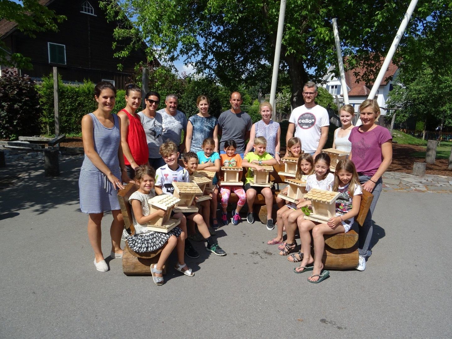 Die Kinder präsentieren die fertigen Werke