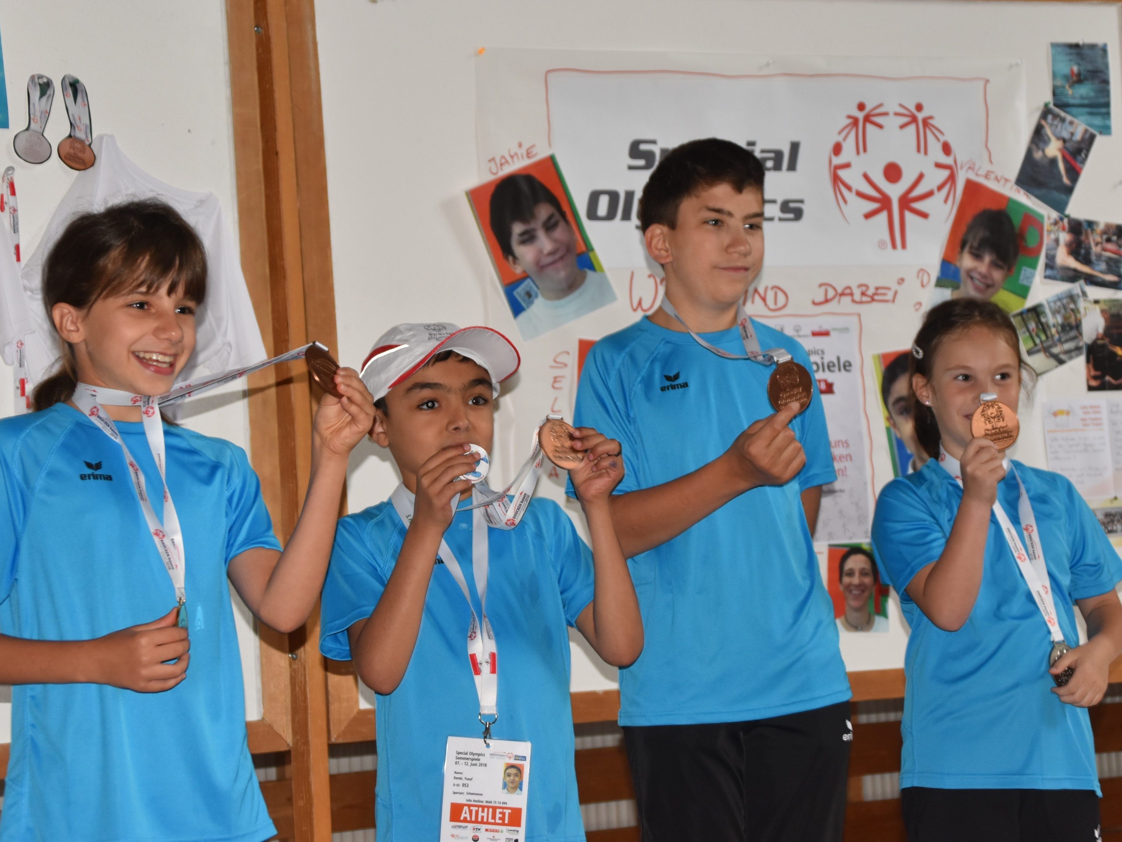 Valentina, Yusuf, Jamie und Selina zeigen stolz ihre Medaillen Valentina, Yusuf, Jamie und Selina zeigen stolz ihre Medaillen
