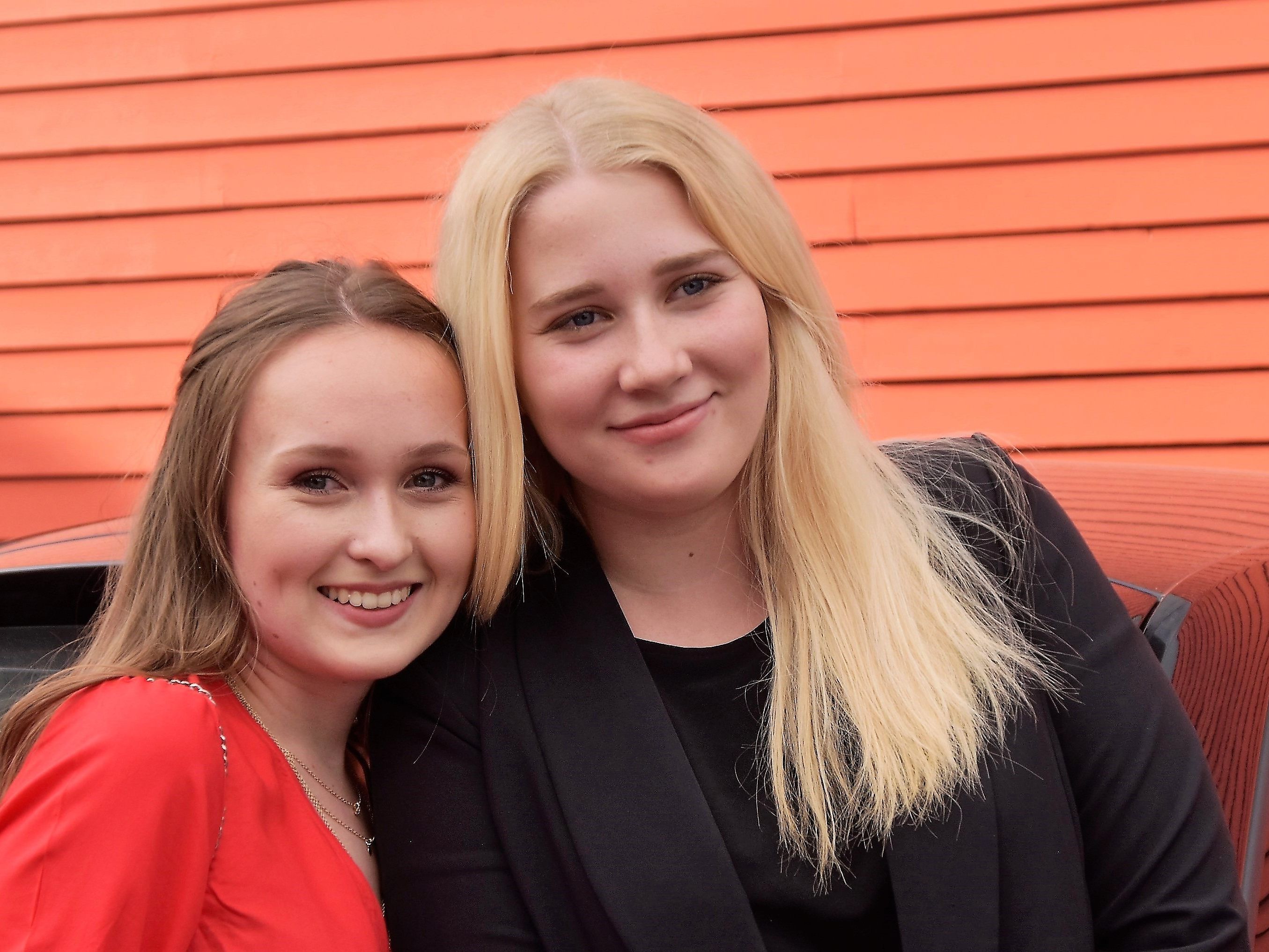 Leonie Nachbauer und Linda Grabher dürfen sich über die bestandene Reifeprüfung freuen Leonie Nachbauer und Linda Grabher dürfen sich über die bestandene Reifeprüfung freuen