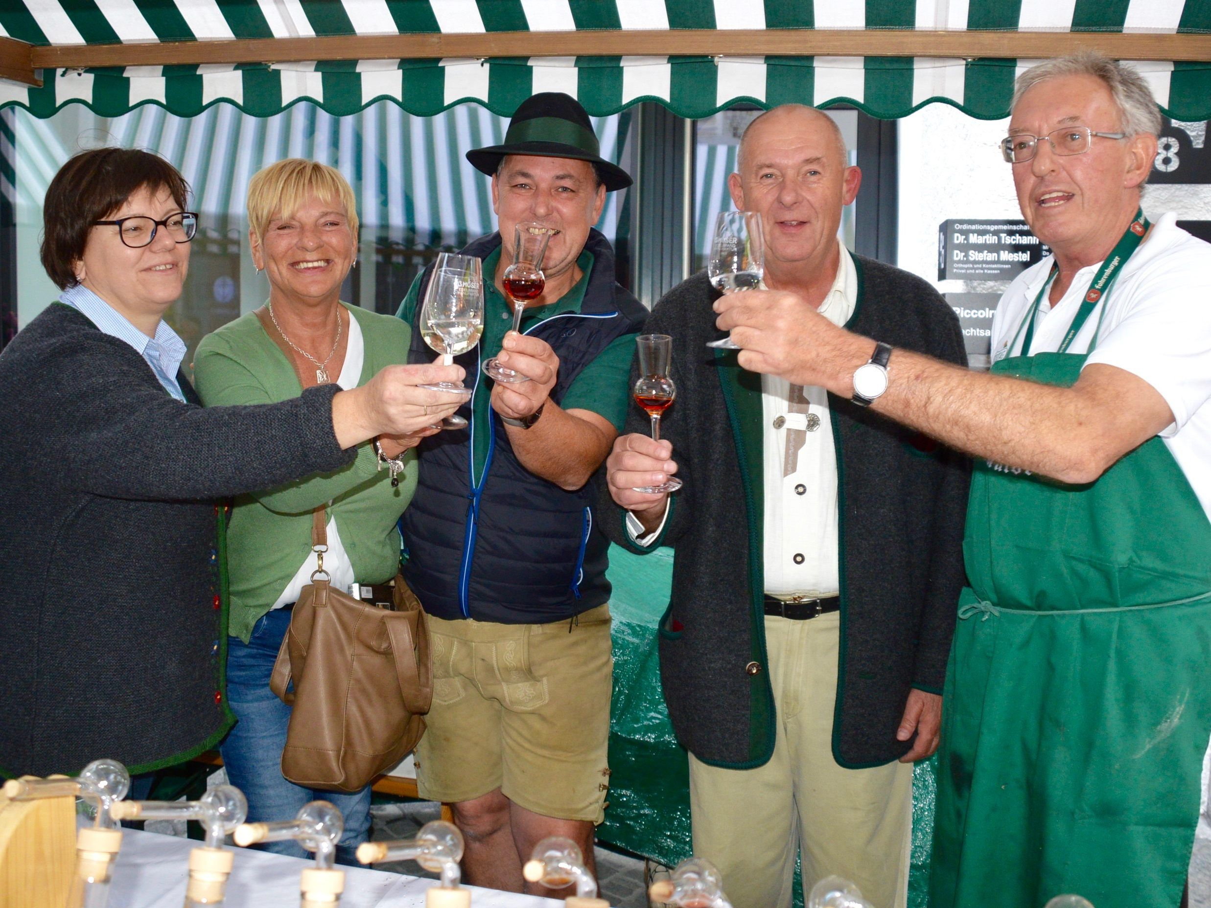 Ewald Gmoser (2. v. r.), Produzent von Edelbränden, mit Marktteilnehmern und einer -besucherin Ewald Gmoser (2. v. r.), Produzent von Edelbränden, mit Marktteilnehmern und einer -besucherin