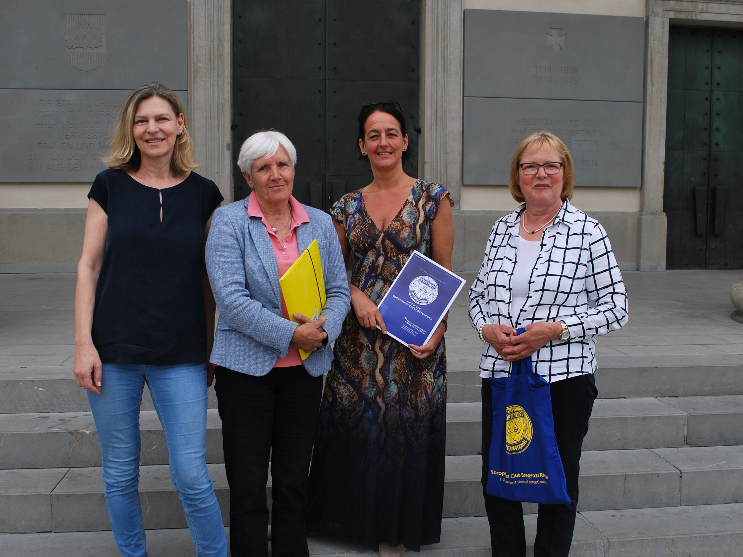 Gertrud Neusser, Brigitte Ölz, Christine Amon, Mathilde Ressmann (vl)