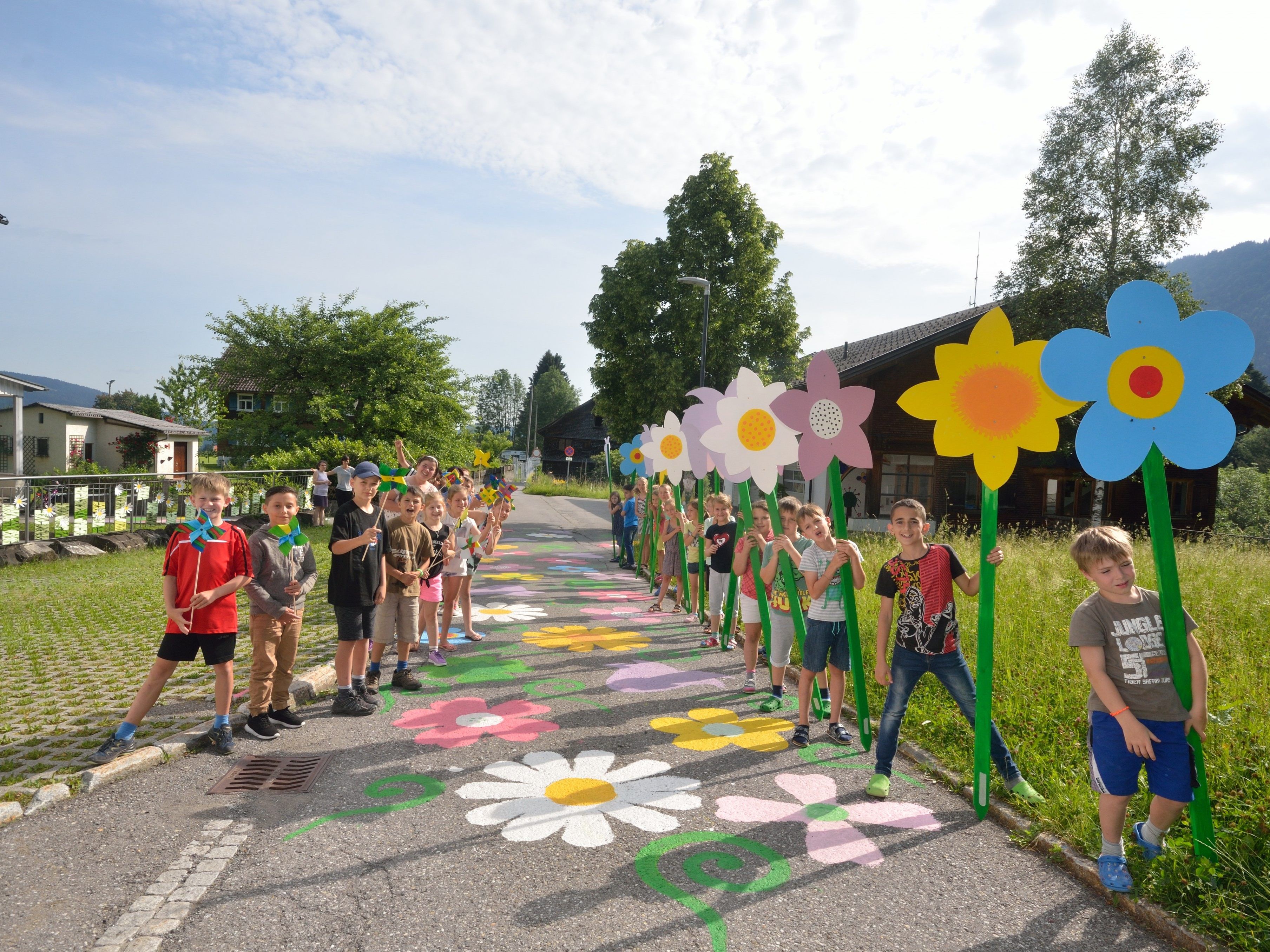 Von Volksschülern gestaltete Sperrholzblumen sorgen für „blühende Straßen“. Von Volksschülern gestaltete Sperrholzblumen sorgen für „blühende Straßen“.