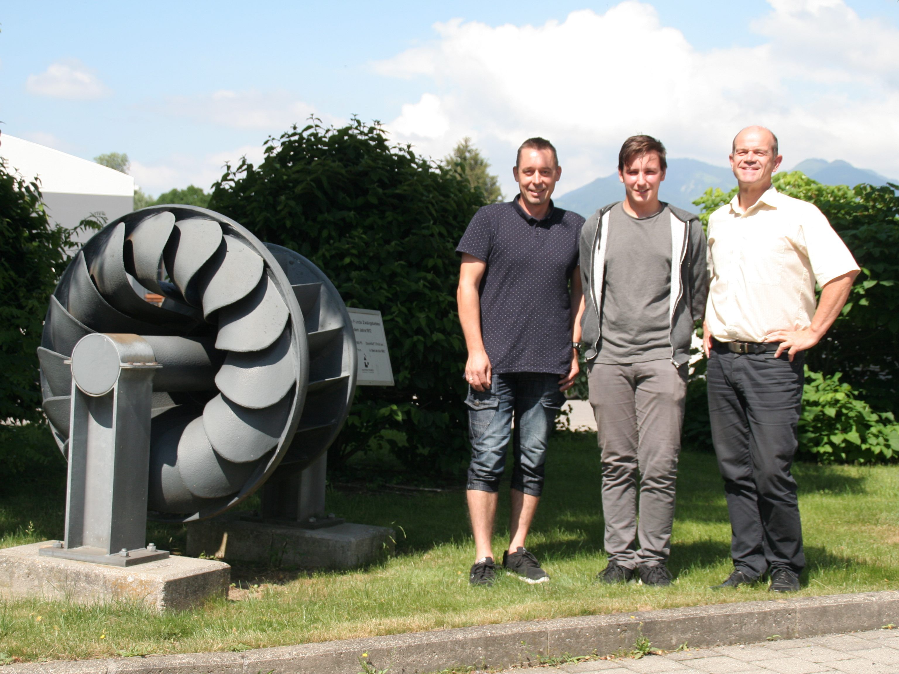 v.li.: Erwin Malin (Lehrlingsbeautragter der Stadtwerke Feldkirch), Florian Mittelberger, Manfred Trefalt (Geschäftsleiter). v.li.: Erwin Malin (Lehrlingsbeautragter der Stadtwerke Feldkirch), Florian Mittelberger, Manfred Trefalt (Geschäftsleiter).
