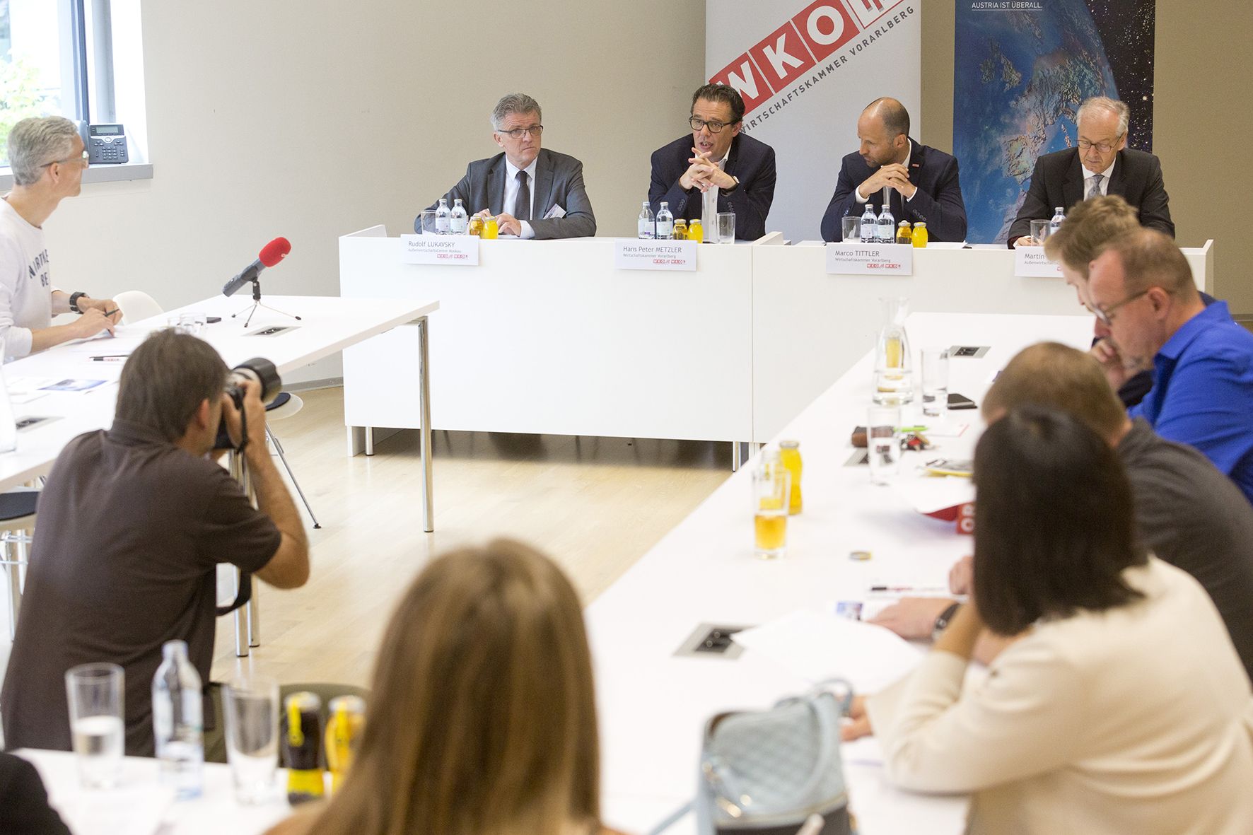 Pressekonferenz mit Rudolf Lukavsky, österreichischer Wirtschaftsdelegierter in Moskau, WKV-Präsident Hans Peter Metzler, WKV-Direktor-Stv. Marco Tittler und Martin Glatz, österreichischer Wirtschaftsdelegierter in Peking. Pressekonferenz mit Rudolf Lukavsky, österreichischer Wirtschaftsdelegierter in Moskau, WKV-Präsident Hans Peter Metzler, WKV-Direktor-Stv. Marco Tittler und Martin Glatz, österreichischer Wirtschaftsdelegierter in Peking.