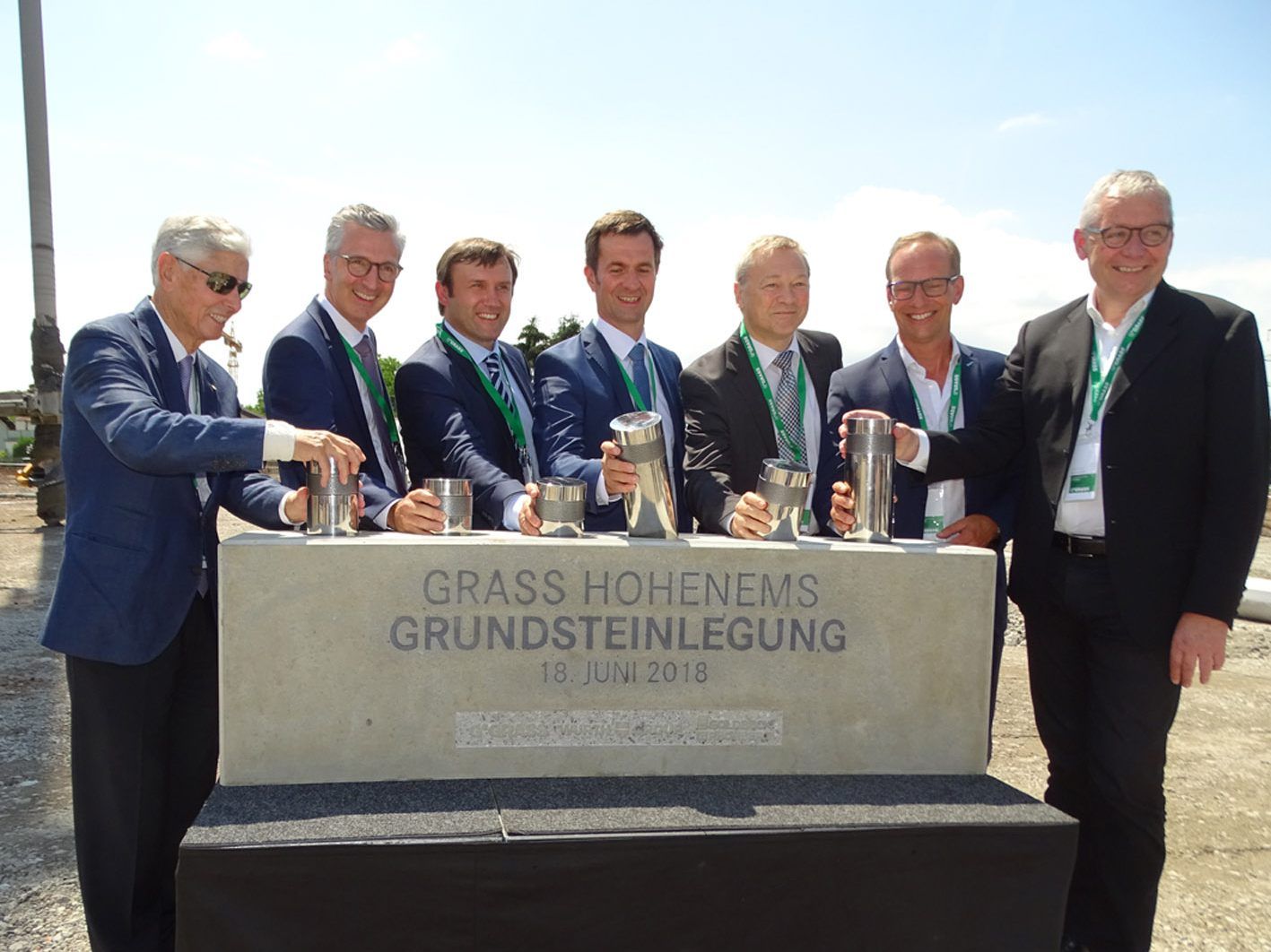 In den Grundstein, der an gut sichtbarer Stelle im Zentrallager verbaut wird, wurden sechs Zeitkapseln eingebracht. In den Grundstein, der an gut sichtbarer Stelle im Zentrallager verbaut wird, wurden sechs Zeitkapseln eingebracht.