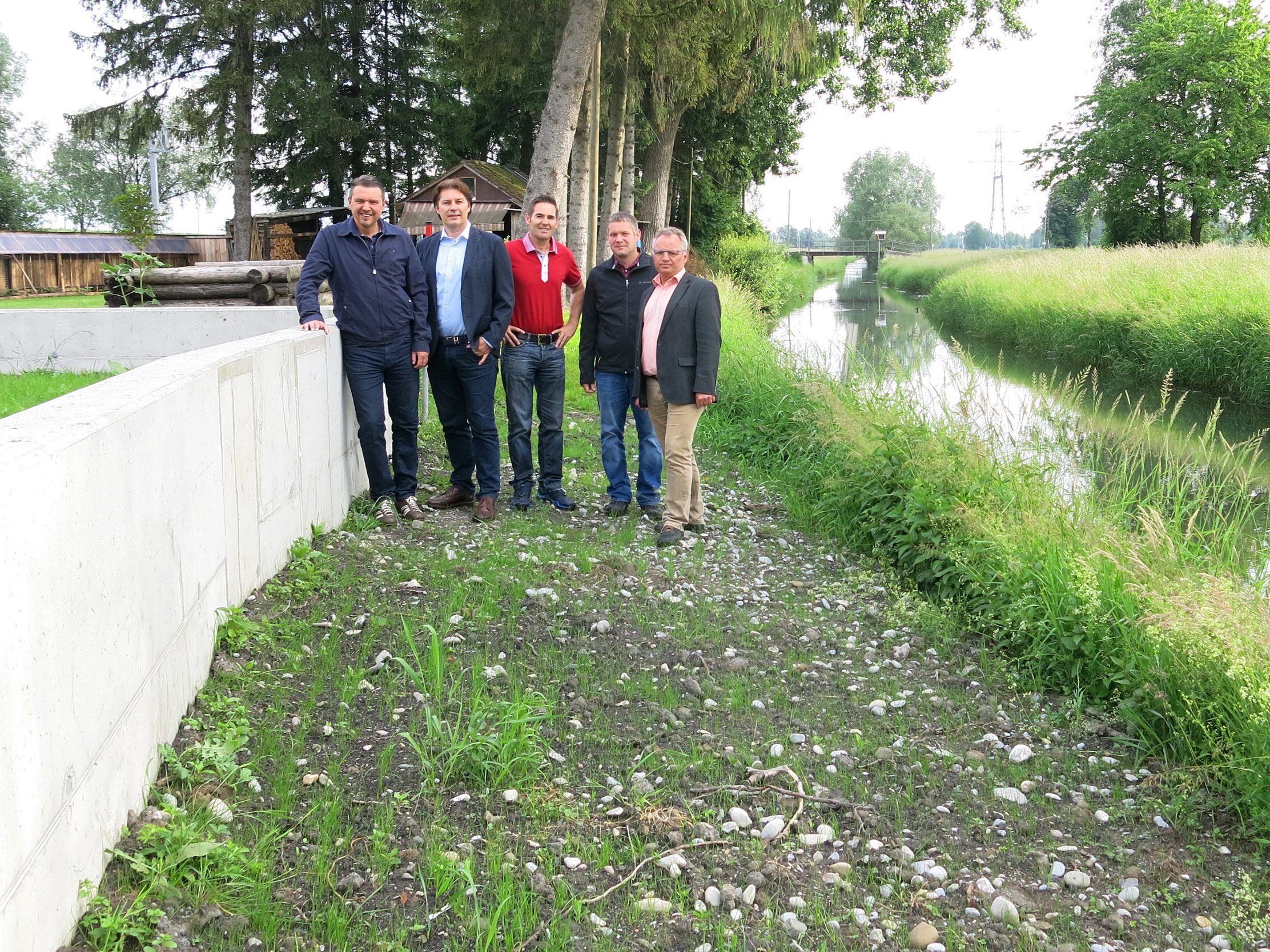 Bürgermeister Kurt Fischer, Tiefbaugemeinderat Martin Fitz, Robert Fontanari (Wasserwirtschaft Land Vorarlberg), Peter Buschta (Tiefbauamt) und Christoph Metzler (Adler+Partner) beim Lokalaugenschein. Bürgermeister Kurt Fischer, Tiefbaugemeinderat Martin Fitz, Robert Fontanari (Wasserwirtschaft Land Vorarlberg), Peter Buschta (Tiefbauamt) und Christoph Metzler (Adler+Partner) beim Lokalaugenschein.