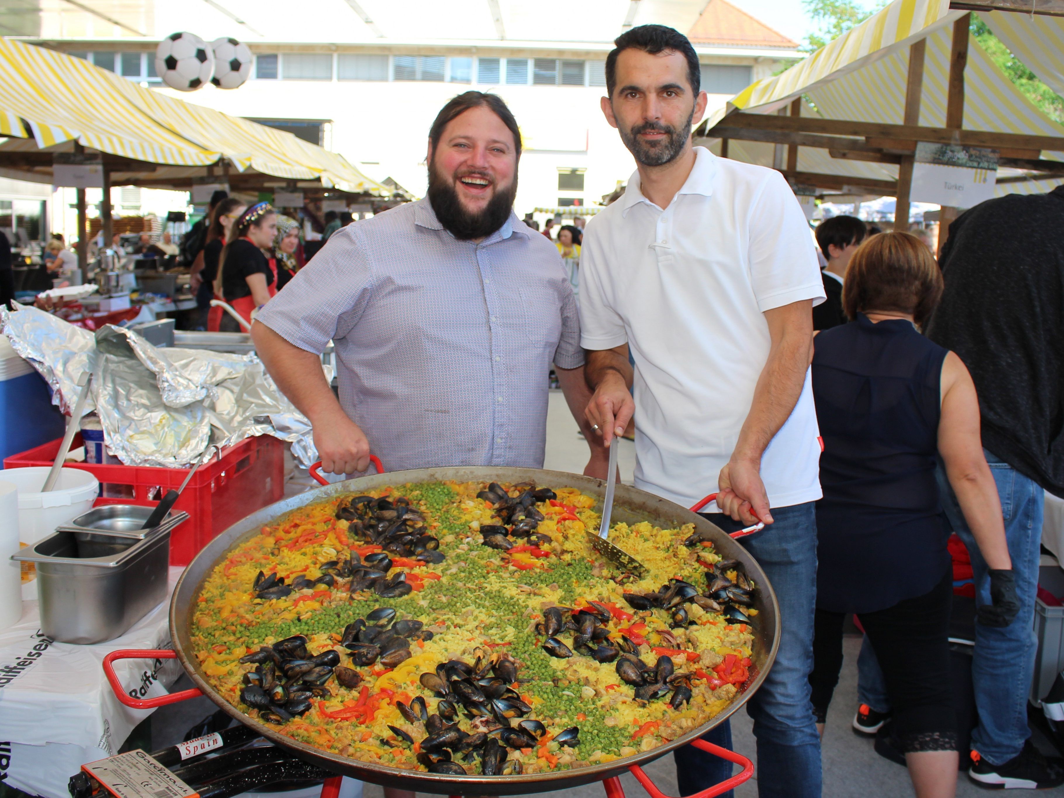 Franky Hämmerle vom Restaurant Zwickeria und Ale Sefenagic mit einer Pfanne voll Paella Franky Hämmerle vom Restaurant Zwickeria und Ale Sefenagic mit einer Pfanne voll Paella