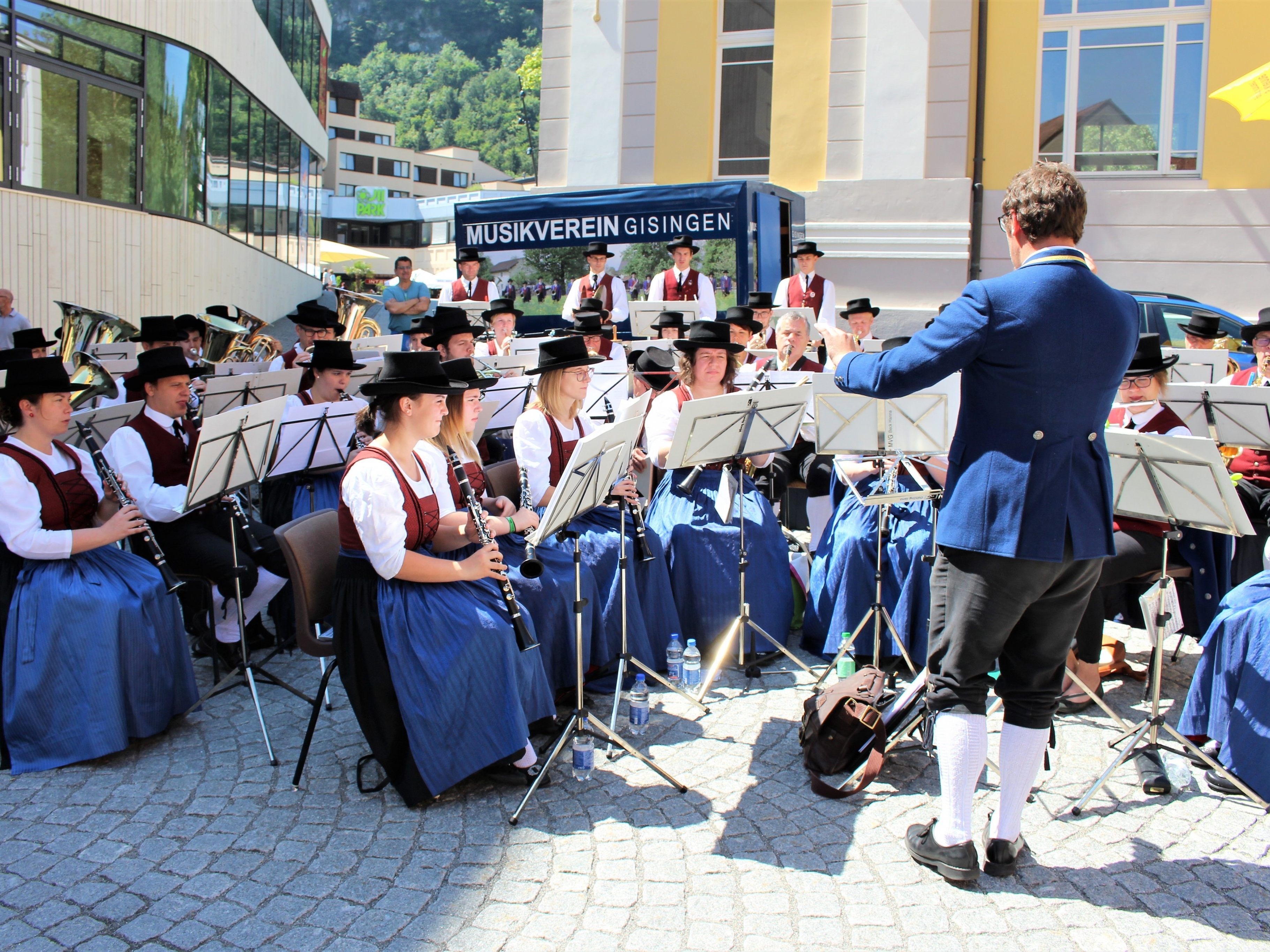 Ein freundschaftliches Konzert am Platz vor dem Montforthaus.