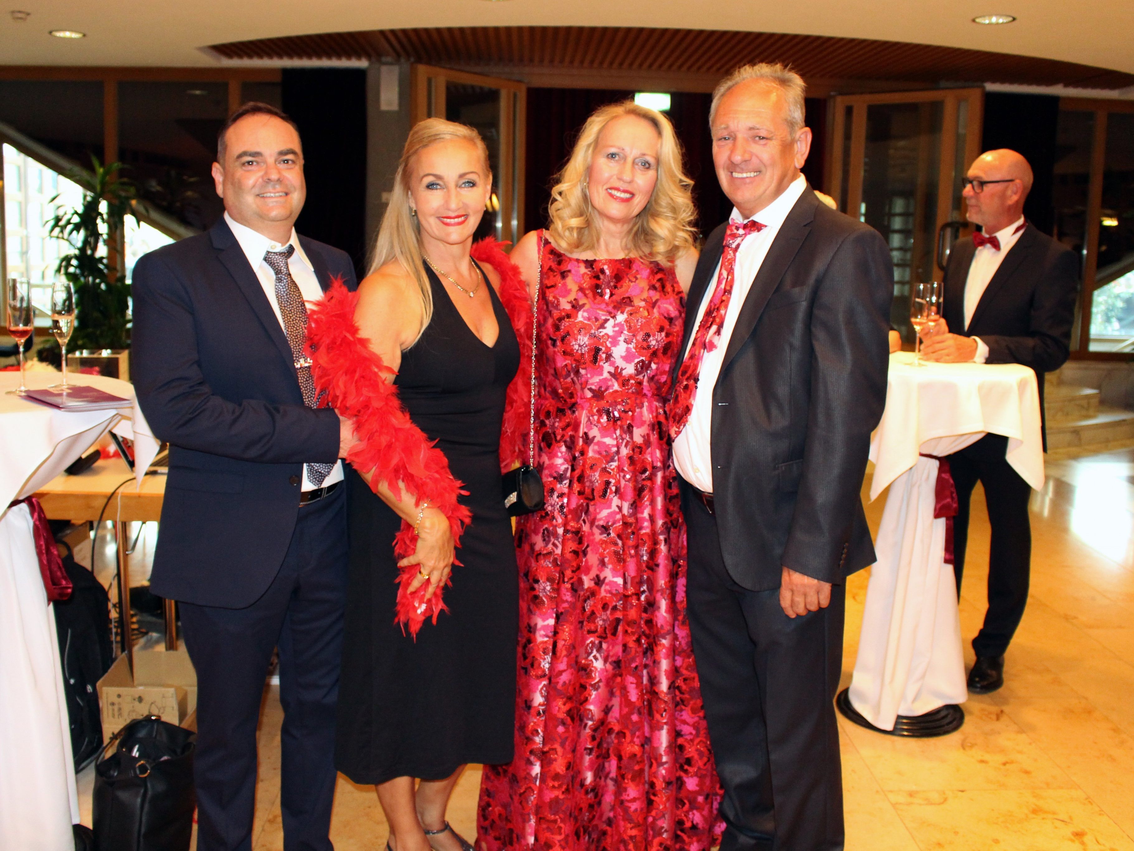 Die Gäste amüsierten sich prächtig auf dem Sommerball. Die Gäste amüsierten sich prächtig auf dem Sommerball.