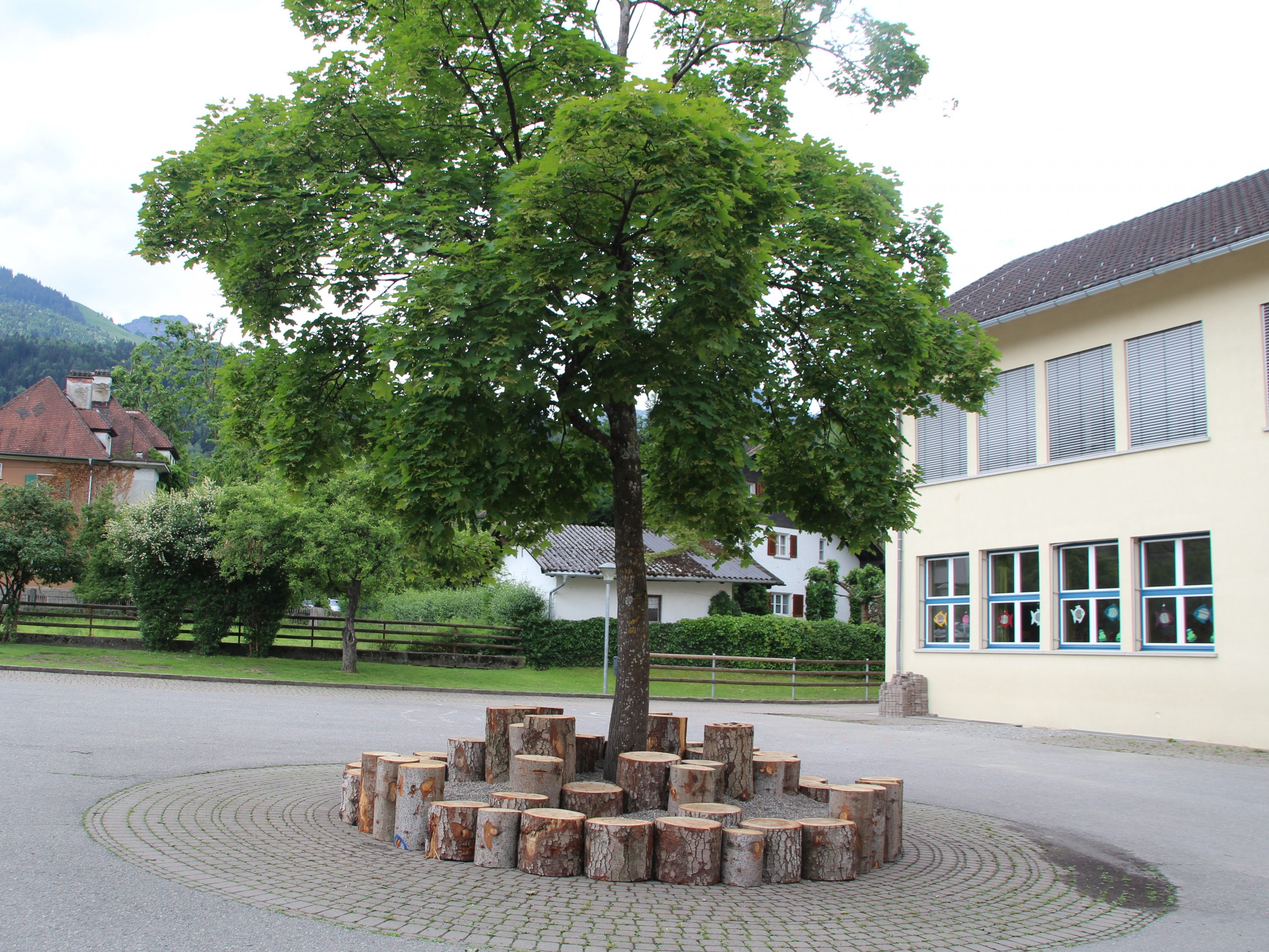 Schöne naturnahe Holzstämme laden zum Spielen und Klettern ein. Schöne naturnahe Holzstämme laden zum Spielen und Klettern ein.