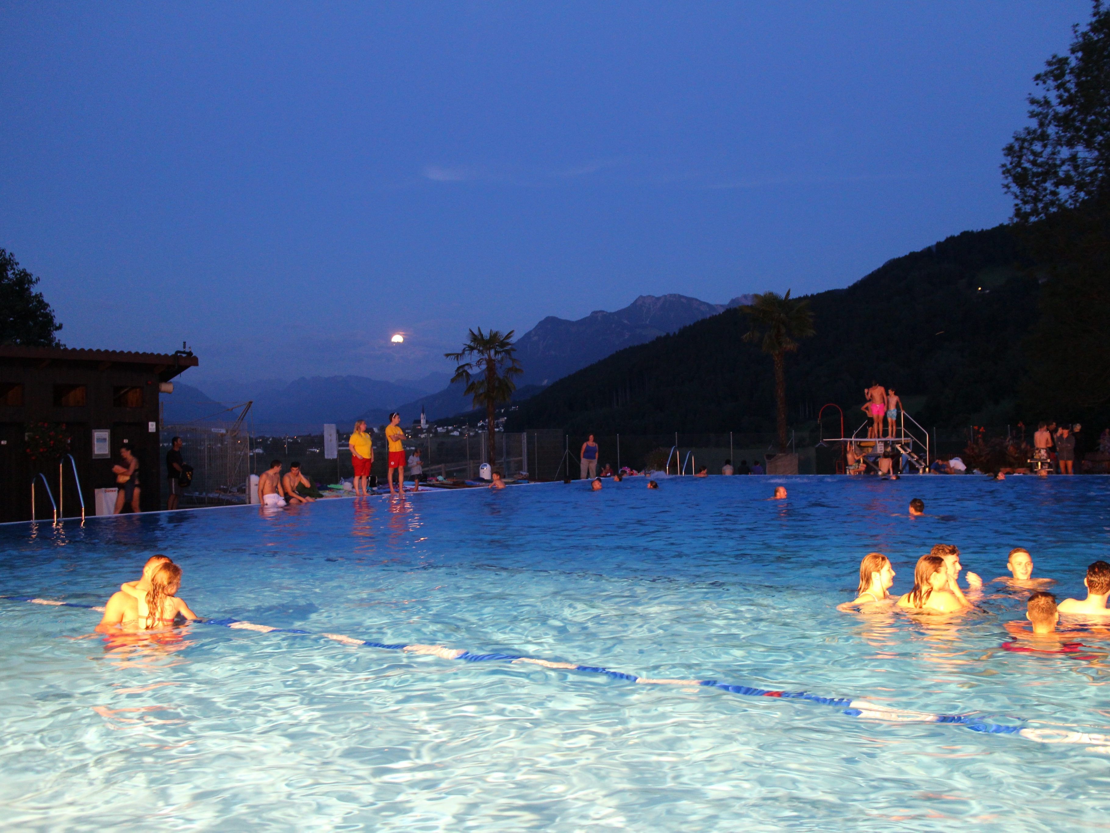 Der Panoramablick, wenn der Vollmond die Bergspitzen erleuchtet, ist ein ganz besonderes Erlebnis beim Vollmondschwimmen im 115 Jahre alten Schwimmbad. Der Panoramablick, wenn der Vollmond die Bergspitzen erleuchtet, ist ein ganz besonderes Erlebnis beim Vollmondschwimmen im 115 Jahre alten Schwimmbad.