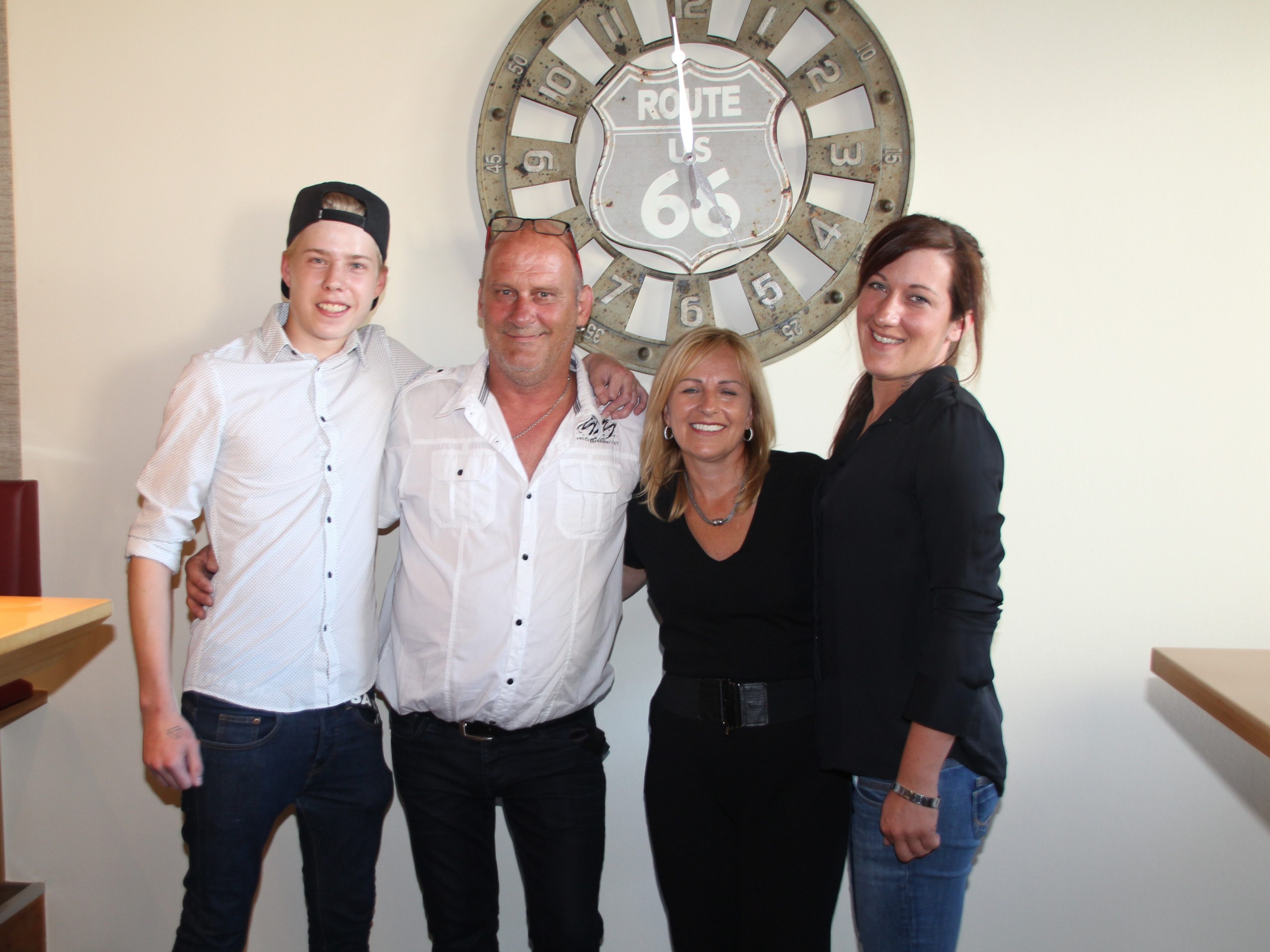 Karl-Heinz Watzenegger und Manuela Kriss mit den Mitarbeitern Michi (li) und Denise (re) Karl-Heinz Watzenegger und Manuela Kriss mit den Mitarbeitern Michi (li) und Denise (re)