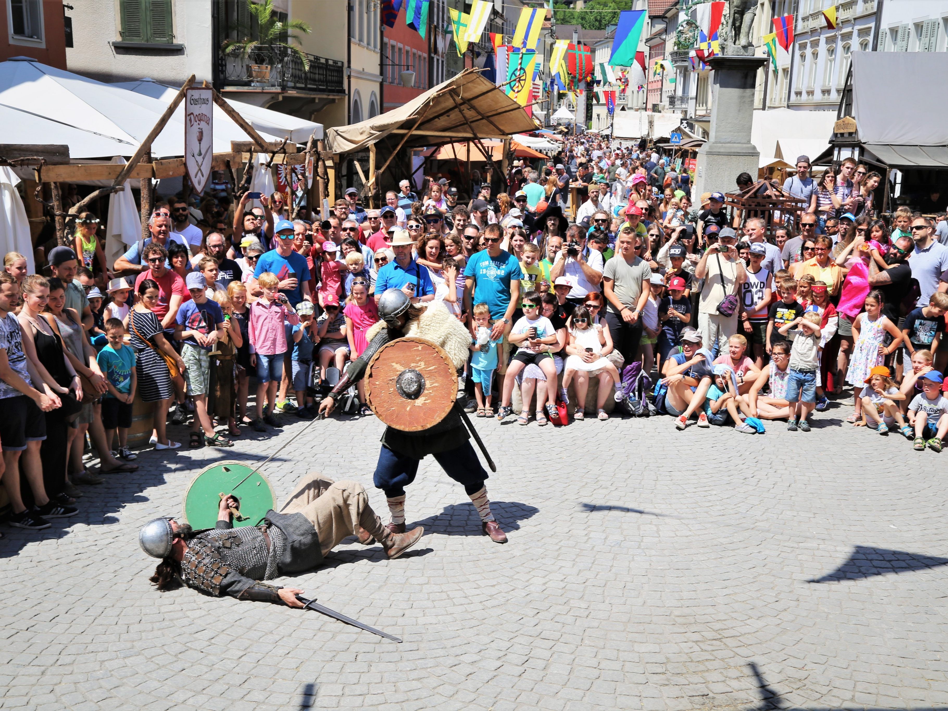 Klirrende Schwerter: Ein Besuchermagnet beim heurigen Montfortspektakel waren die Schaukämpfe von „Equites“. Klirrende Schwerter: Ein Besuchermagnet beim heurigen Montfortspektakel waren die Schaukämpfe von „Equites“.