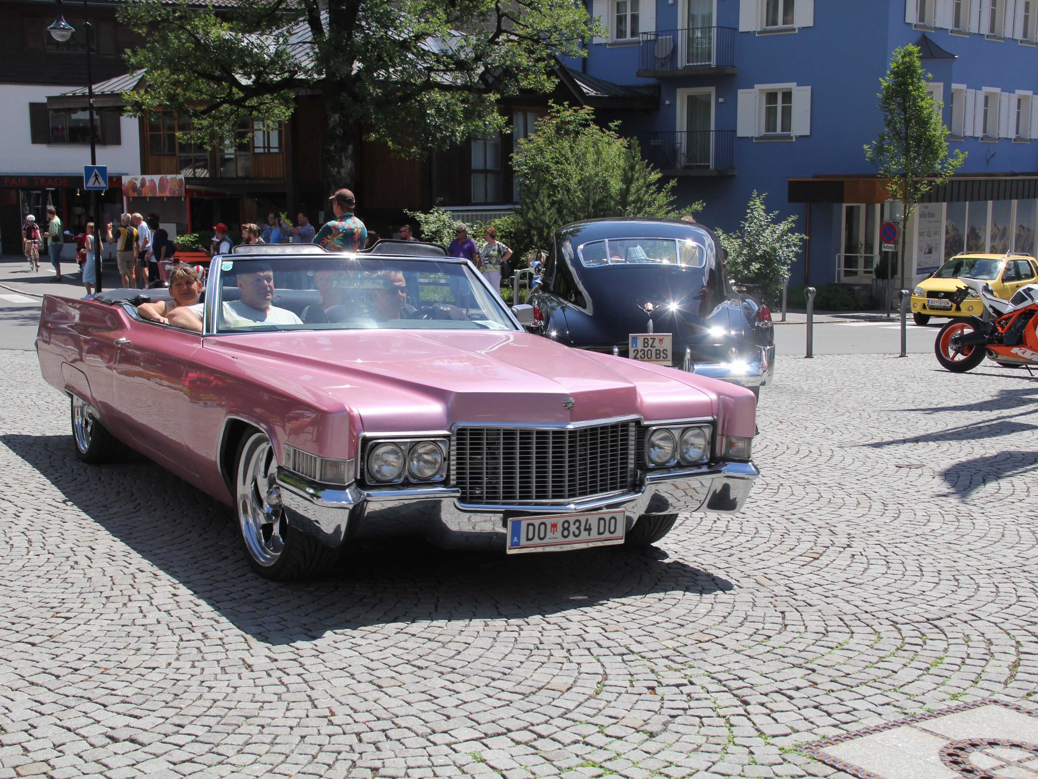 Amerikanisches Lebensgefühl auf dem Schrunser Kirchplatz beim US-Car Treffen. Amerikanisches Lebensgefühl auf dem Schrunser Kirchplatz beim US-Car Treffen.