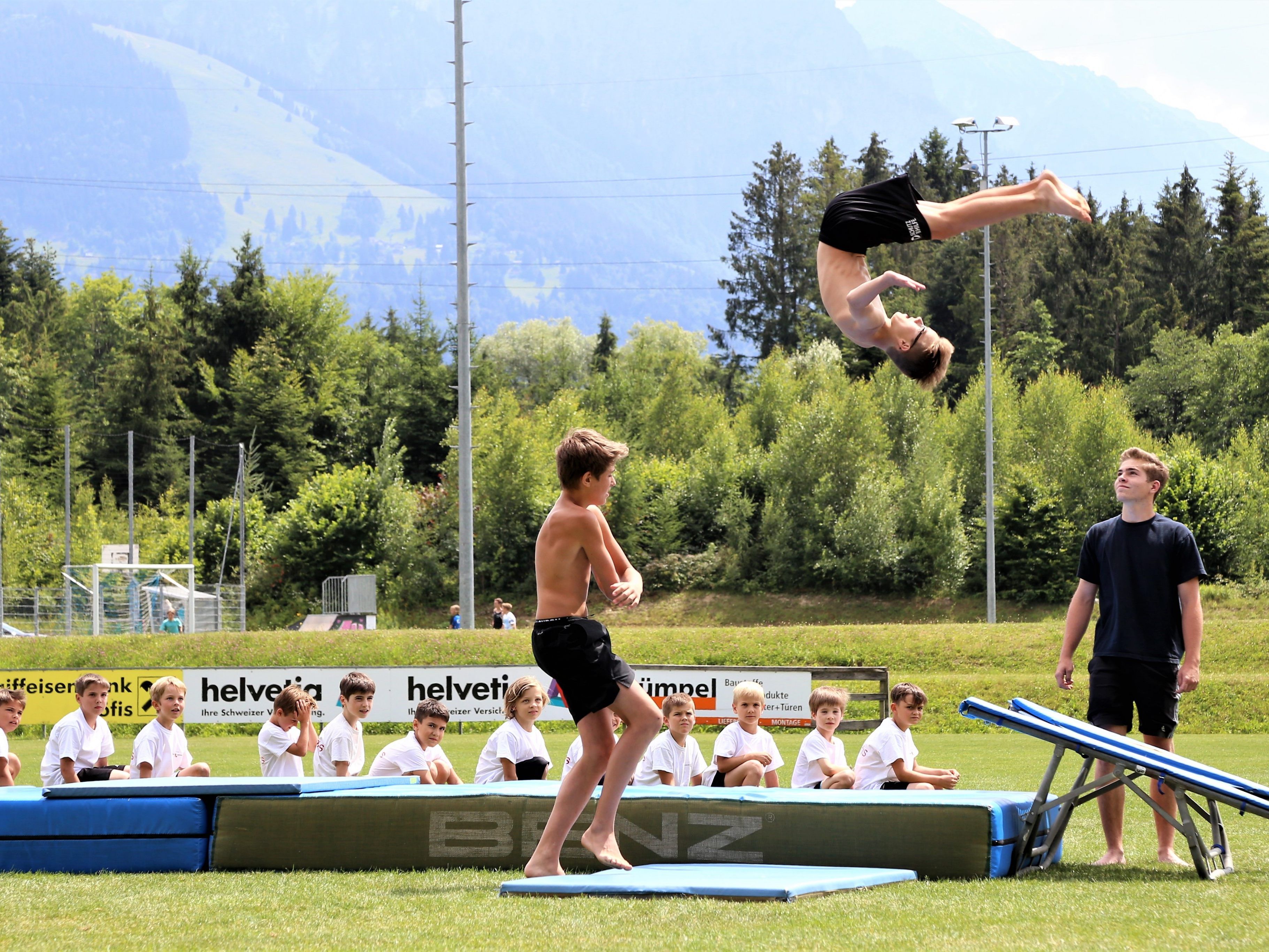 Auch die jüngsten Mitglieder verblüfften mit Saltos und waghalsigen Sprüngen am Sportplatz.