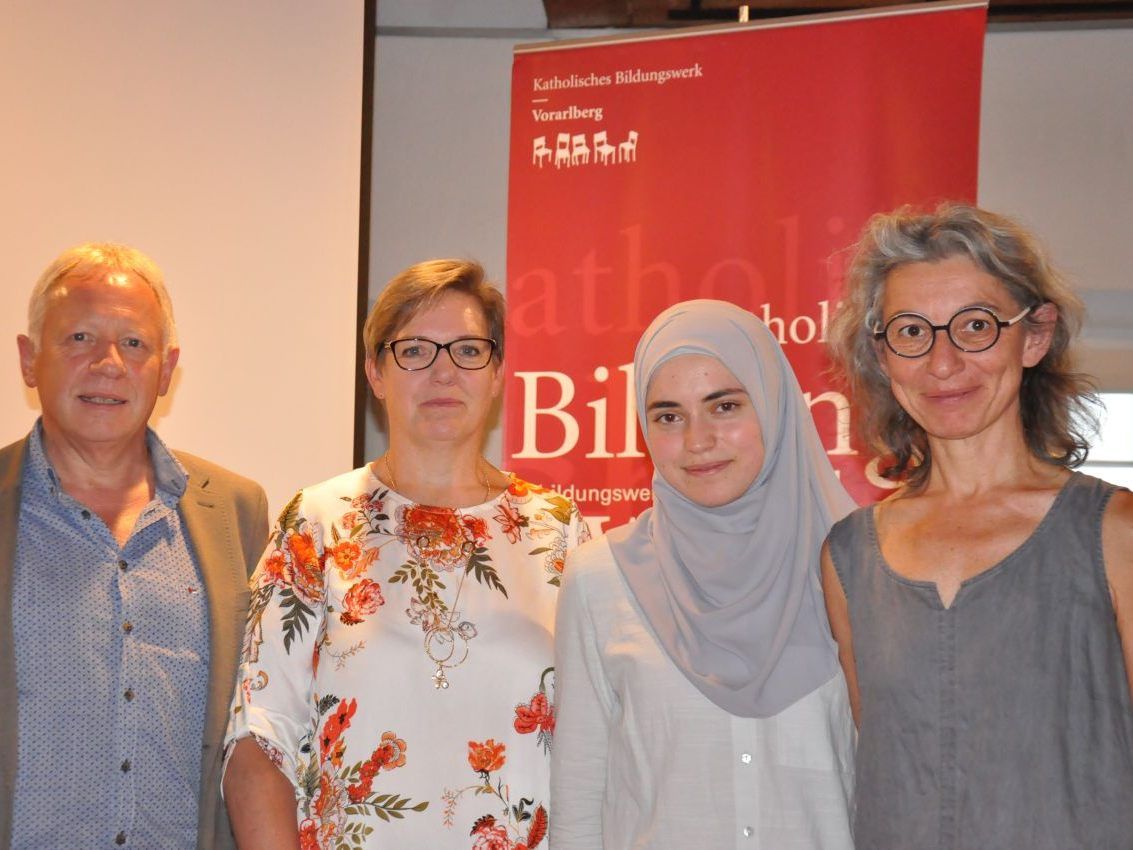 PodiumsteilnehmerInnen mit der Referentin Prof. Dr. Ursula Rapp PodiumsteilnehmerInnen mit der Referentin Prof. Dr. Ursula Rapp