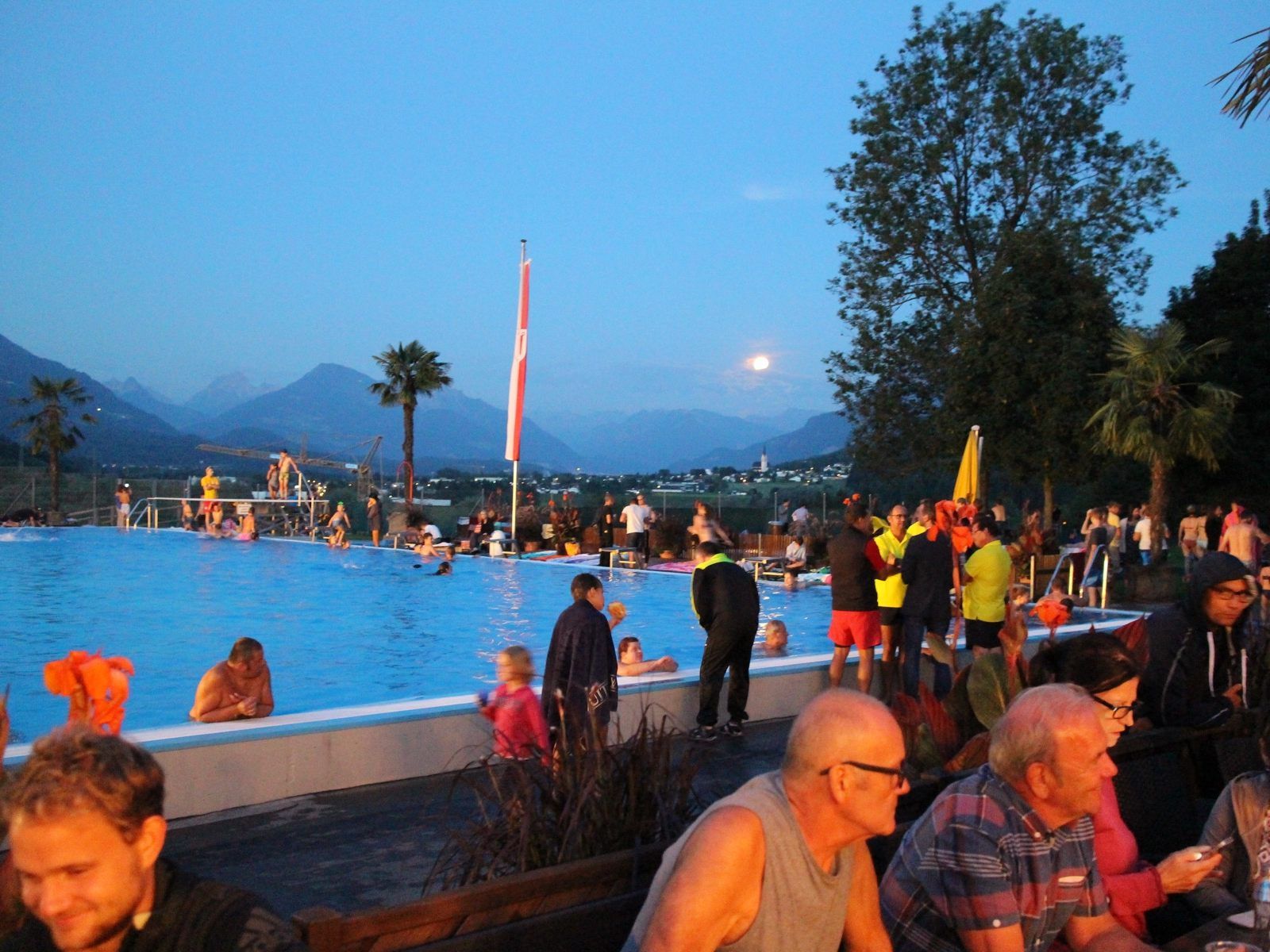Der Panoramablick, wenn der Vollmond die Bergspitzen erleuchtet, ist ein ganz besonderes Erlebnis beim Vollmondschwimmen im 115 Jahre alten Schwimmbad. Der Panoramablick, wenn der Vollmond die Bergspitzen erleuchtet, ist ein ganz besonderes Erlebnis beim Vollmondschwimmen im 115 Jahre alten Schwimmbad.