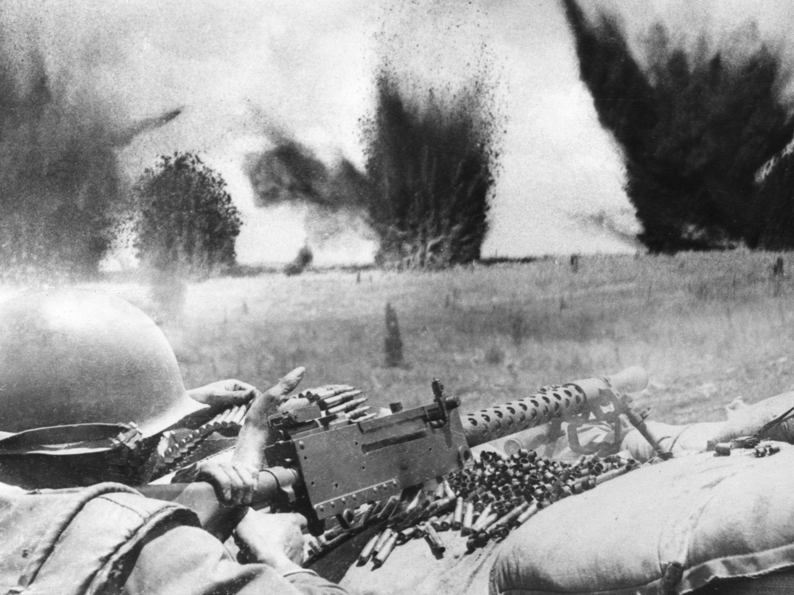 US Marines verteidigen in Vietnam die Dschungelbasis Khe Sanh. US Marines verteidigen in Vietnam die Dschungelbasis Khe Sanh.