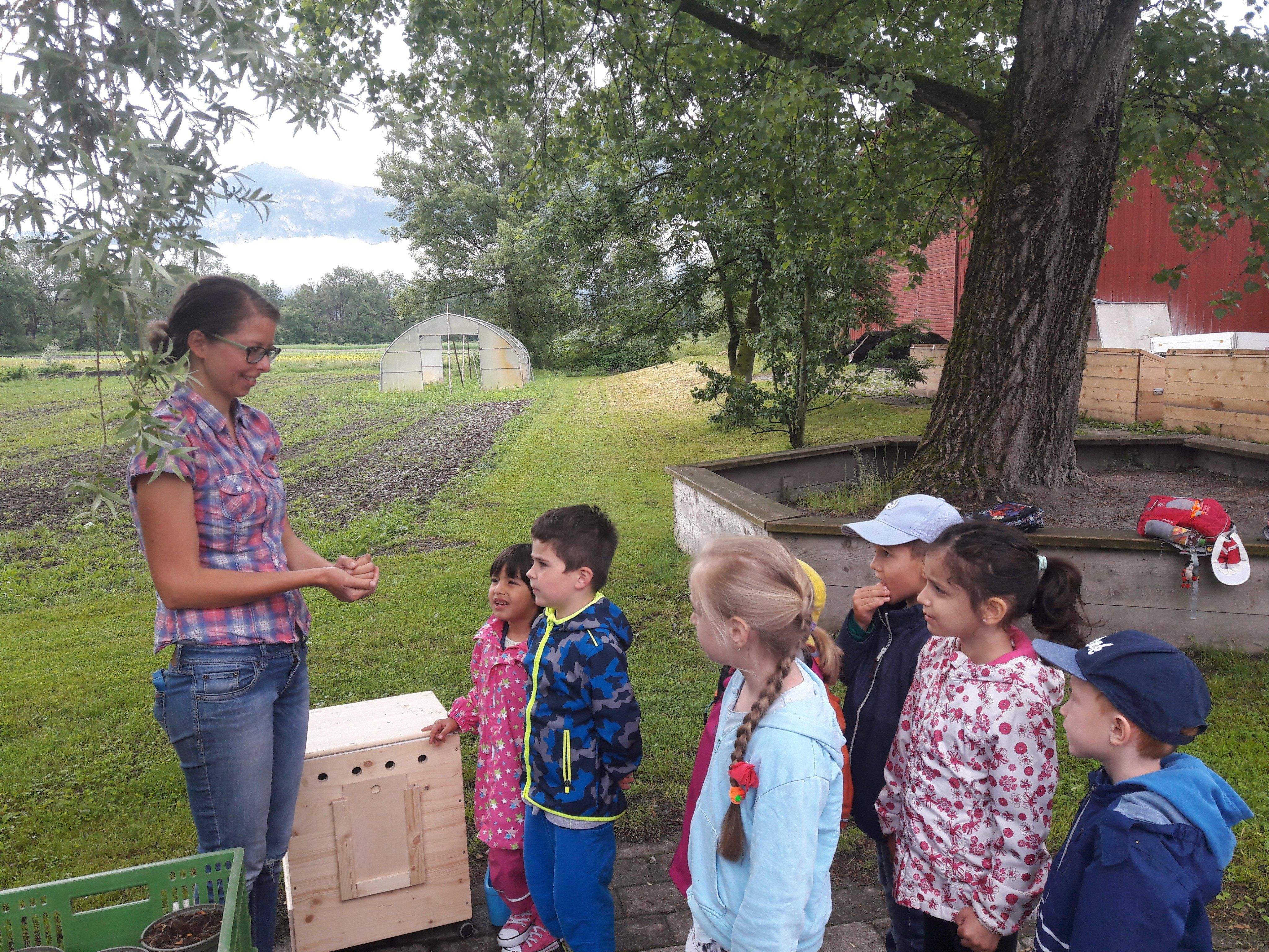 Stefanie Kremmel, Projektkoordinatorin bei Integra, bringt den Kindern die Landwirtschaft und ihre Produkte näher. Stefanie Kremmel, Projektkoordinatorin bei Integra, bringt den Kindern die Landwirtschaft und ihre Produkte näher.
