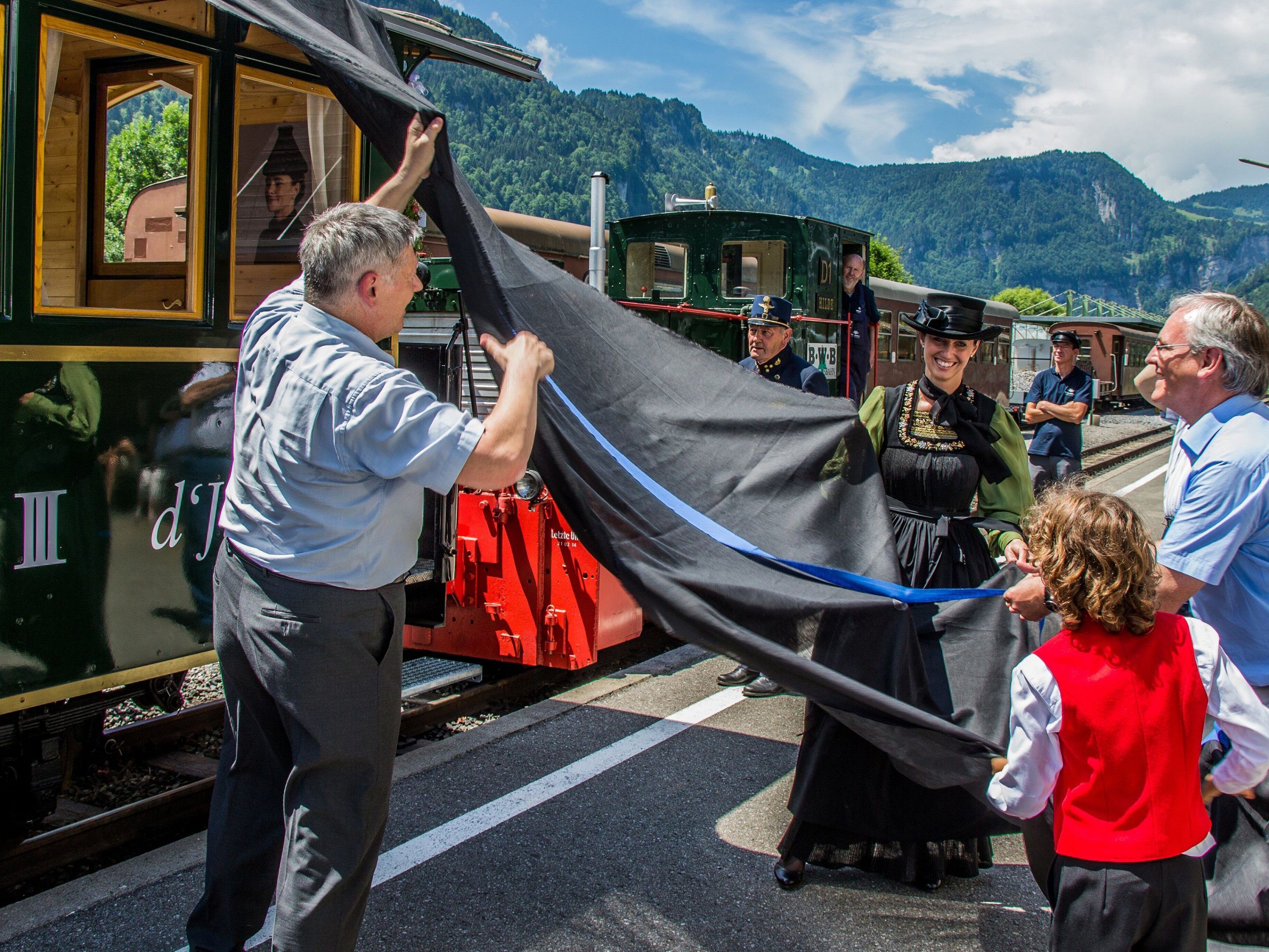 Landtagspräsident Harald Sonderegger mit Doris Kranzelbinder (Obfrau Juppenwerkstatt Riefensberg) und Oskar Müller (Obmann Verein Bregenzerwaldbahn-Museumsbahn) bei der Inbetriebnahme des neuen Themenwaggons. Landtagspräsident Harald Sonderegger mit Doris Kranzelbinder (Obfrau Juppenwerkstatt Riefensberg) und Oskar Müller (Obmann Verein Bregenzerwaldbahn-Museumsbahn) bei der Inbetriebnahme des neuen Themenwaggons.