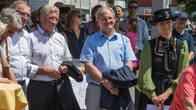 Alt-Landesrat Erich Schwärzler, Landtagspräsident Harald Sonderegger und Doris Kranzelbinder (Obfrau Juppenwerkstatt Riefensberg). Alt-Landesrat Erich Schwärzler, Landtagspräsident Harald Sonderegger und Doris Kranzelbinder (Obfrau Juppenwerkstatt Riefensberg).