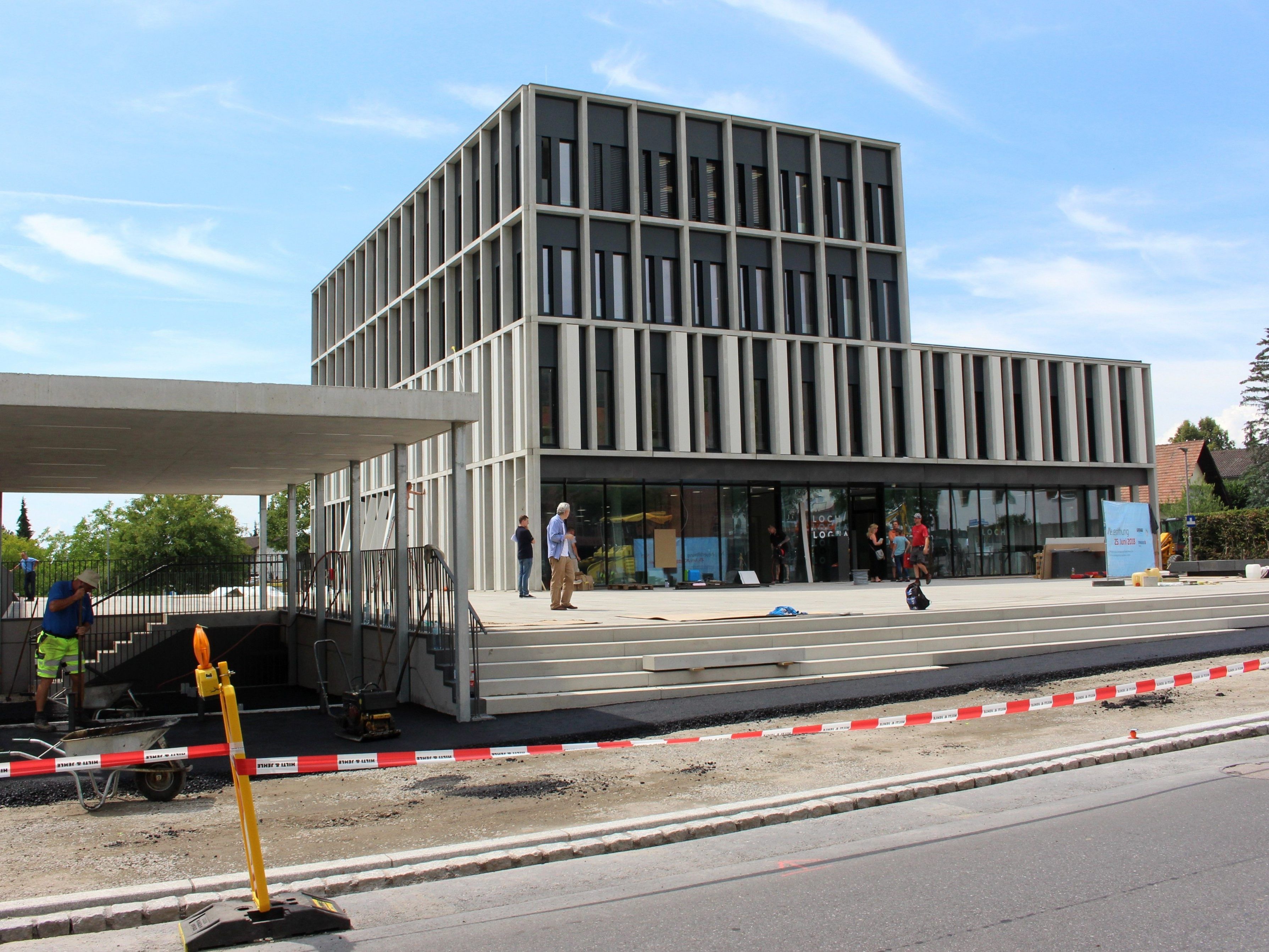Einzug ins neue Gemeindehaus Lochau: Gemeindeverwaltung, Sparkasse Bregenz, Arztpraxis Stuckenberg und Polizei starten im neuen Arbeitsdomizil.