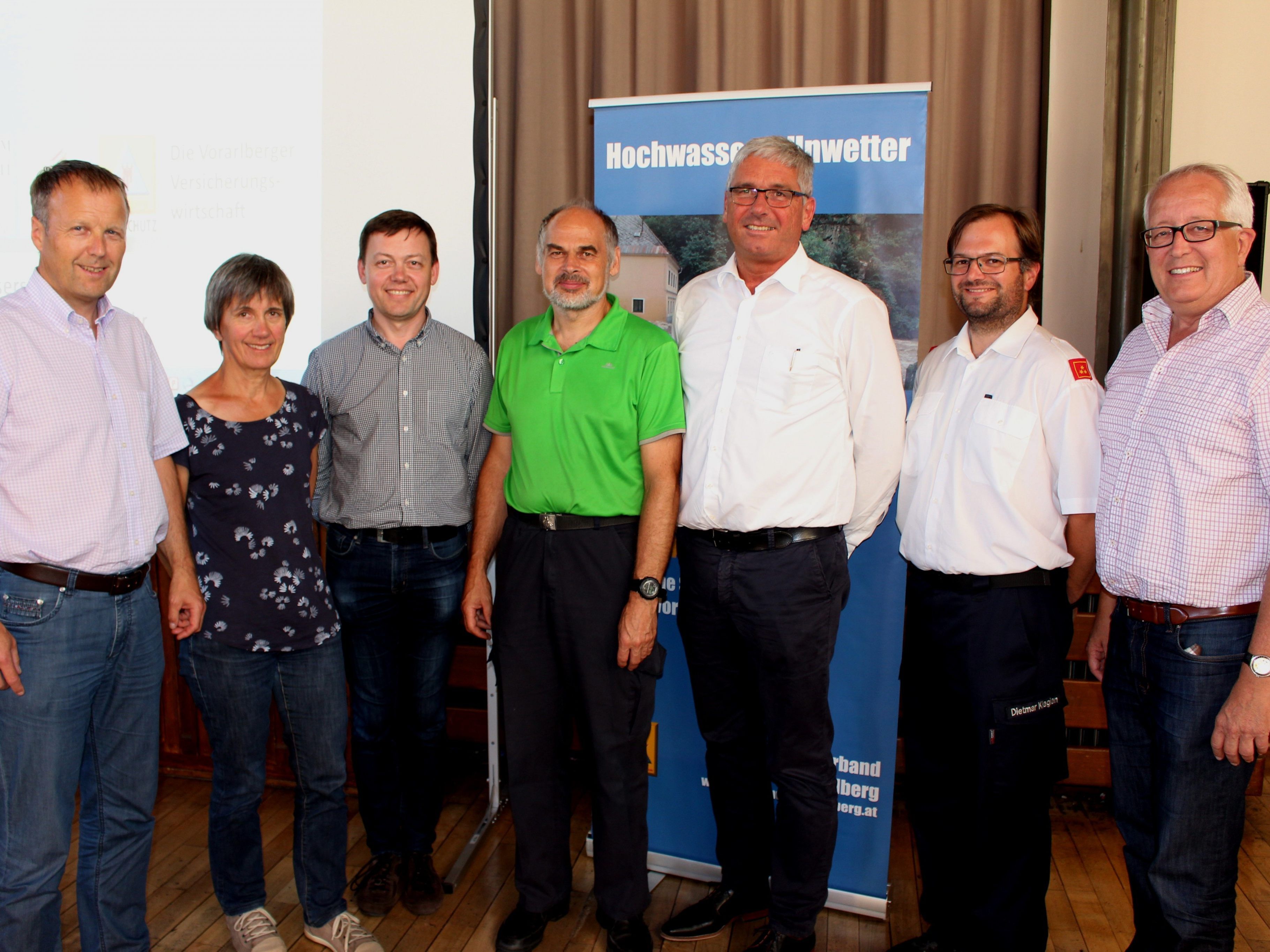 Thomas Blank (Wasserwirtschaft), Margarete Wöhrer-Alge (Wildbach- und Lawinenverbauung), Gerhard Huber (Wasserwirtschaft), Herbert Knünz (Zivilschutzverband), Mario Unterassinger (ARGE Versicherungen), Kommandant Dietmar Klagian (Feuerwehr Lochau) und Bürgermeister Michael Simma, von links. Thomas Blank (Wasserwirtschaft), Margarete Wöhrer-Alge (Wildbach- und Lawinenverbauung), Gerhard Huber (Wasserwirtschaft), Herbert Knünz (Zivilschutzverband), Mario Unterassinger (ARGE Versicherungen), Kommandant Dietmar Klagian (Feuerwehr Lochau) und Bürgermeister Michael Simma, von links.