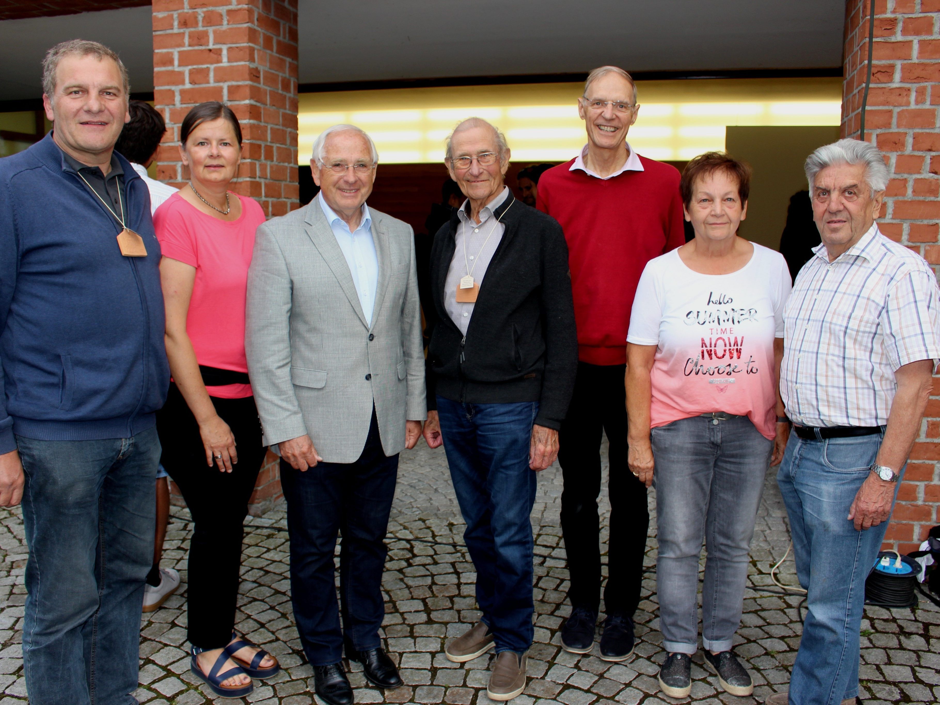 Gründungsmitglieder und Vorstand des Vereines „Pfarrheim Franz Xaver Lochau“: Josef Helbock, Monika Pichler, Wolfgang Alge, Kurt Schlachter, Pfarrer Gerhard Mähr, Christl Bereuter und Robert Stefani. Gründungsmitglieder und Vorstand des Vereines „Pfarrheim Franz Xaver Lochau“: Josef Helbock, Monika Pichler, Wolfgang Alge, Kurt Schlachter, Pfarrer Gerhard Mähr, Christl Bereuter und Robert Stefani.