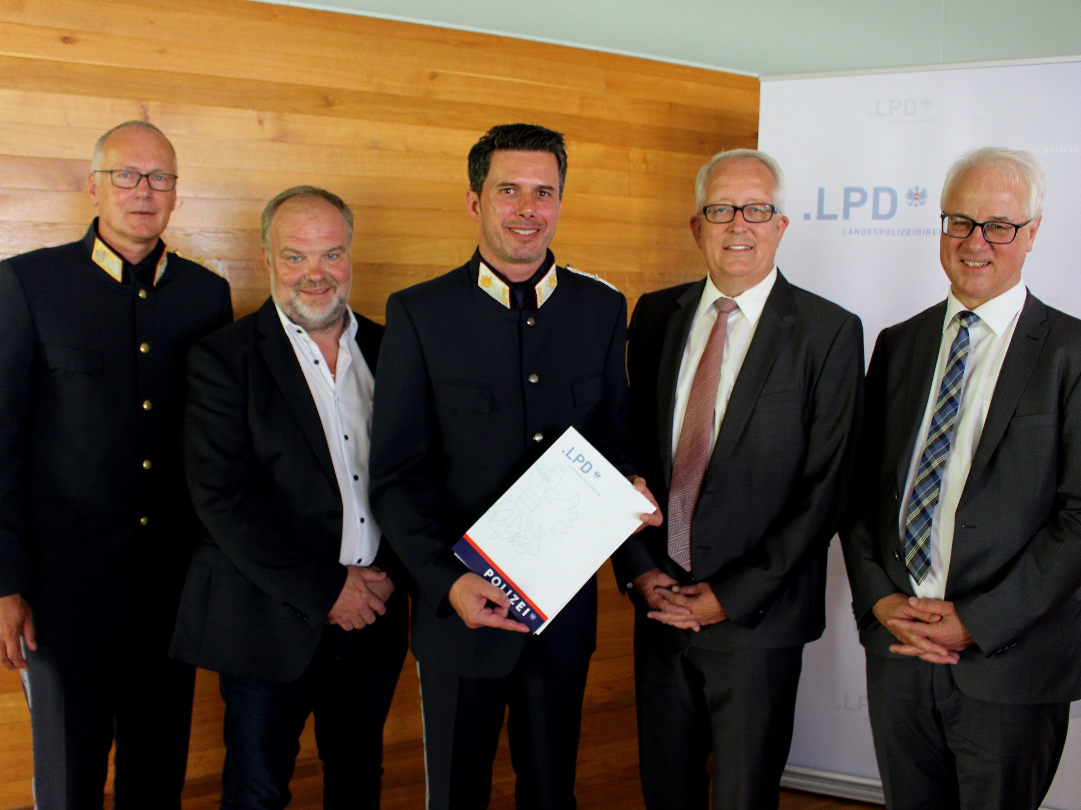 Ernennung des neuen Kommandanten der Polizeiinspektion Lochau: Landespolizeidirektor Hans-Peter Ludescher, Bgm. Josef Degasper (Eichenberg), der neue Kommandant Alexander Hamerl, Bgm. Michael Simma (Lochau) und Bezirkshauptmann Elmar Zech. Ernennung des neuen Kommandanten der Polizeiinspektion Lochau: Landespolizeidirektor Hans-Peter Ludescher, Bgm. Josef Degasper (Eichenberg), der neue Kommandant Alexander Hamerl, Bgm. Michael Simma (Lochau) und Bezirkshauptmann Elmar Zech.