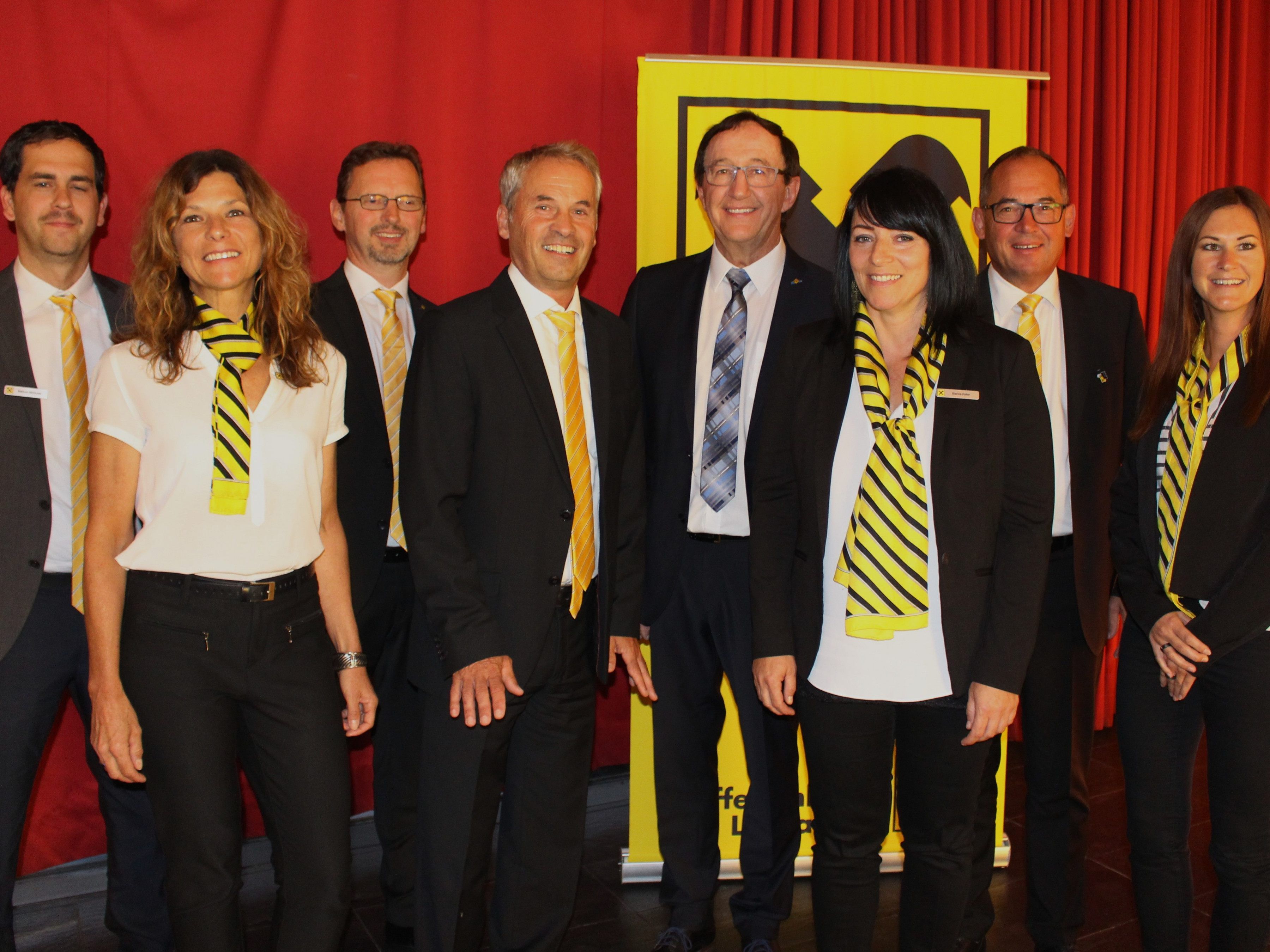 AR-Vorsitzender Prof. DI Wilhelm Köb, VDir. Gustav Kathrein und VDir. Hubert Gieselbrecht mit den Jubilaren Prok. Eugen Spieler und Bianca Koller (30 Jahre) sowie Manuel Nicolussi, Petra Wiest und Miriam Schelling (alle 10 Jahre). AR-Vorsitzender Prof. DI Wilhelm Köb, VDir. Gustav Kathrein und VDir. Hubert Gieselbrecht mit den Jubilaren Prok. Eugen Spieler und Bianca Koller (30 Jahre) sowie Manuel Nicolussi, Petra Wiest und Miriam Schelling (alle 10 Jahre).