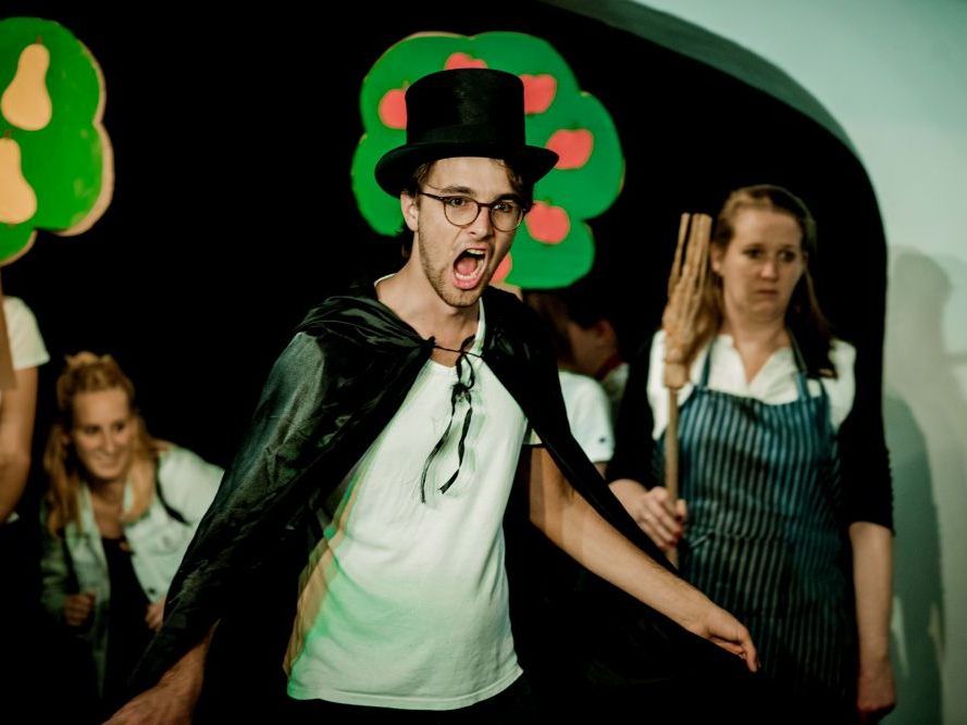 Für Murat Üstüns Märchenoper „In der Schule des Riesen“ stehen zum Feldkircher Stadtjubiläum junge Sängerinnen und Sänger des Vorarlberger Landeskonservatoriums auf der Bühne des Theaters am Saumarkt. Für Murat Üstüns Märchenoper „In der Schule des Riesen“ stehen zum Feldkircher Stadtjubiläum junge Sängerinnen und Sänger des Vorarlberger Landeskonservatoriums auf der Bühne des Theaters am Saumarkt.