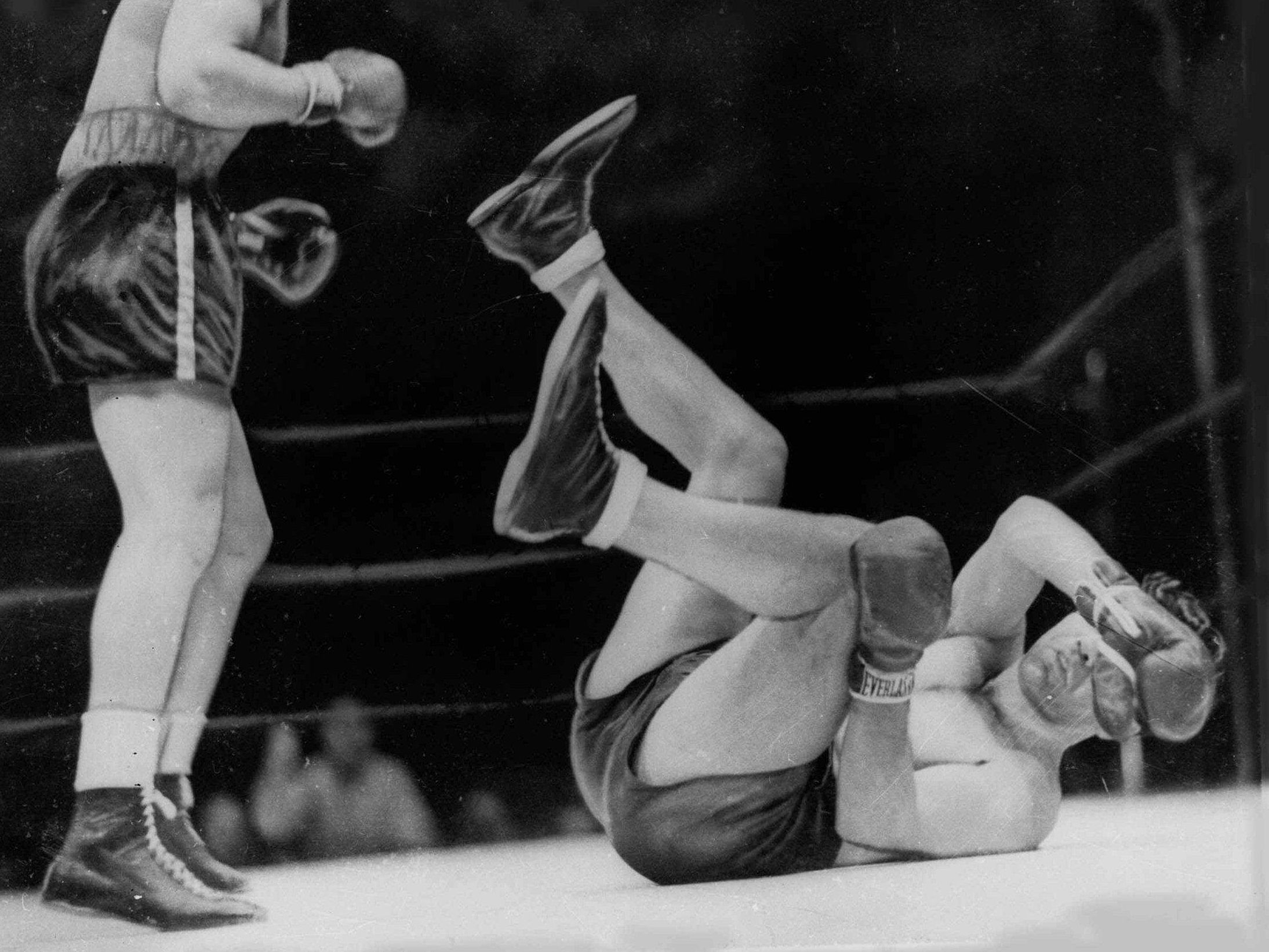 Max Schmeling geht am 22. Juni 1938 gegen Joe Louis in New York zu Boden. Max Schmeling geht am 22. Juni 1938 gegen Joe Louis in New York zu Boden.