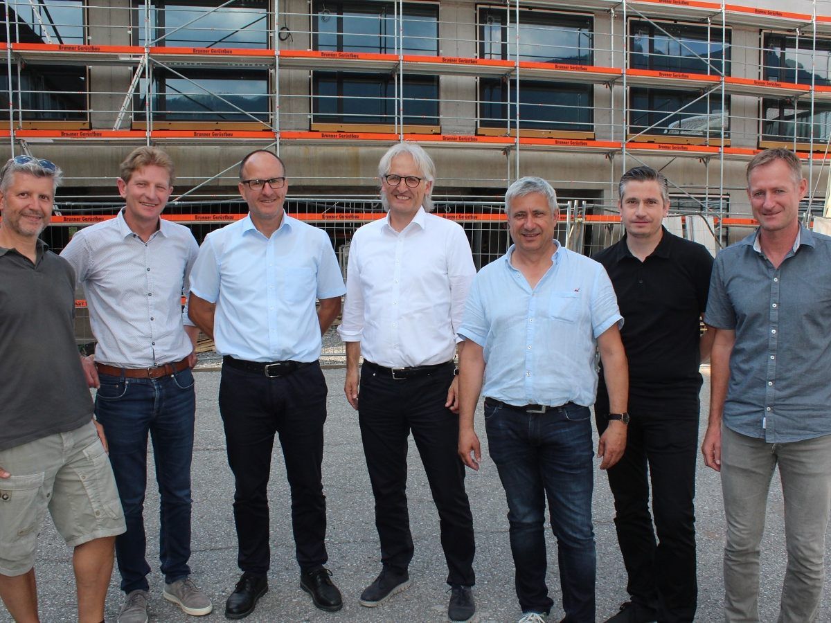 Manfred Zitz (Bauleiter), Bgm. Bernhard Kleber, Karl-Heinz Zündel, Bgm. Paul Sutterlüty, Dir. Thomas Koch, Architekt Andreas Xander und Bgm. Markus Flatz. Manfred Zitz (Bauleiter), Bgm. Bernhard Kleber, Karl-Heinz Zündel, Bgm. Paul Sutterlüty, Dir. Thomas Koch, Architekt Andreas Xander und Bgm. Markus Flatz.
