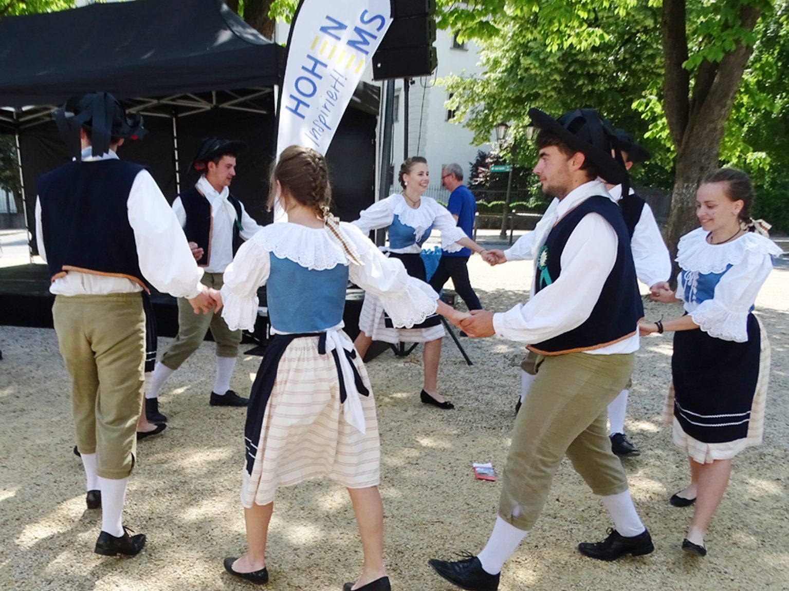 Die Gäste boten stündliche Aufführungen traditioneller böhmischer Tänze in schönen Polička-Trachten. Die Gäste boten stündliche Aufführungen traditioneller böhmischer Tänze in schönen Polička-Trachten.