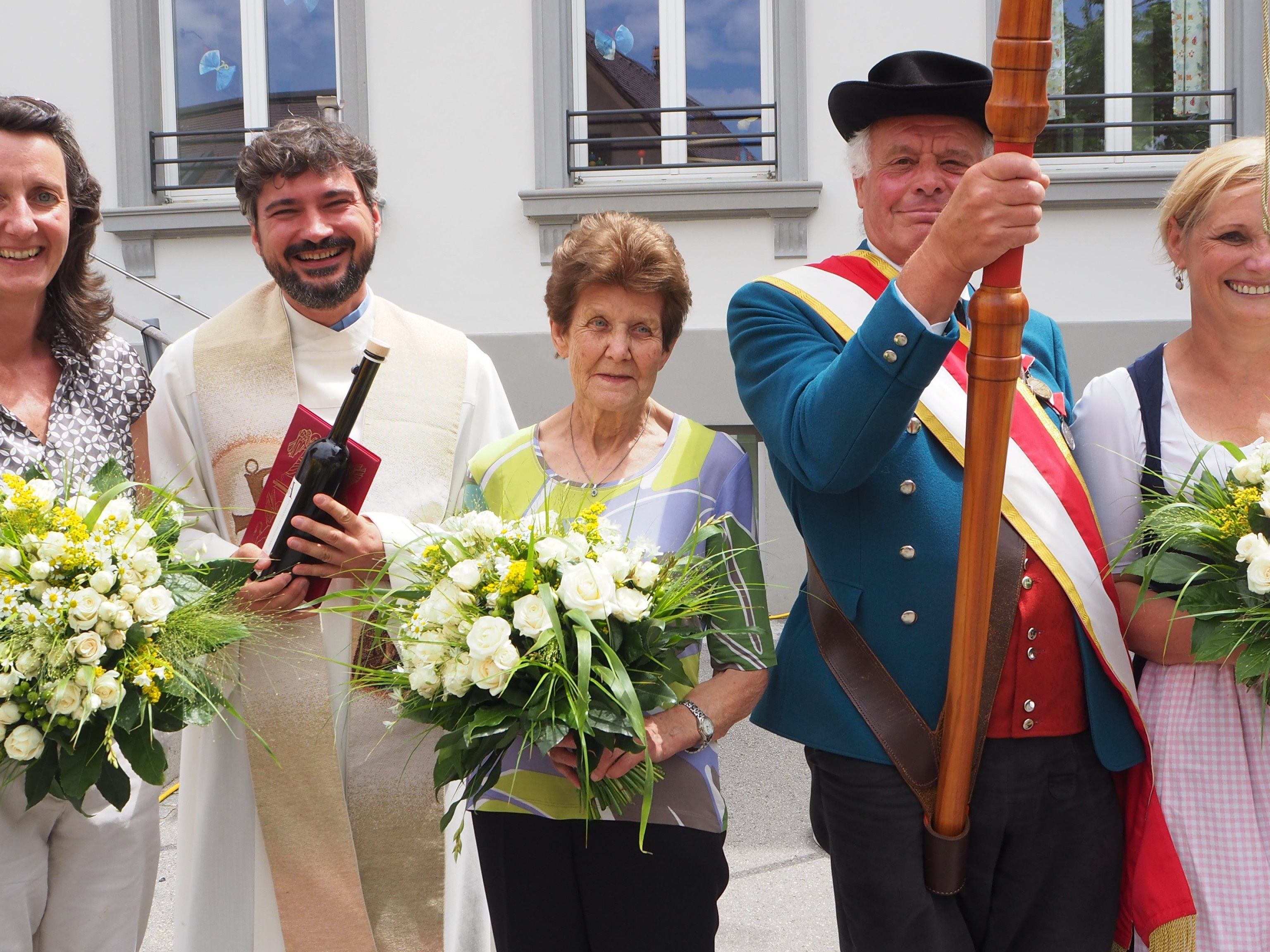 Conny Marte, Pfarrer Marius Ciobanu, Fahnenpatin Ruth Spalt, Fähnrich Hugo Ludescher, Gaby Ender Conny Marte, Pfarrer Marius Ciobanu, Fahnenpatin Ruth Spalt, Fähnrich Hugo Ludescher, Gaby Ender