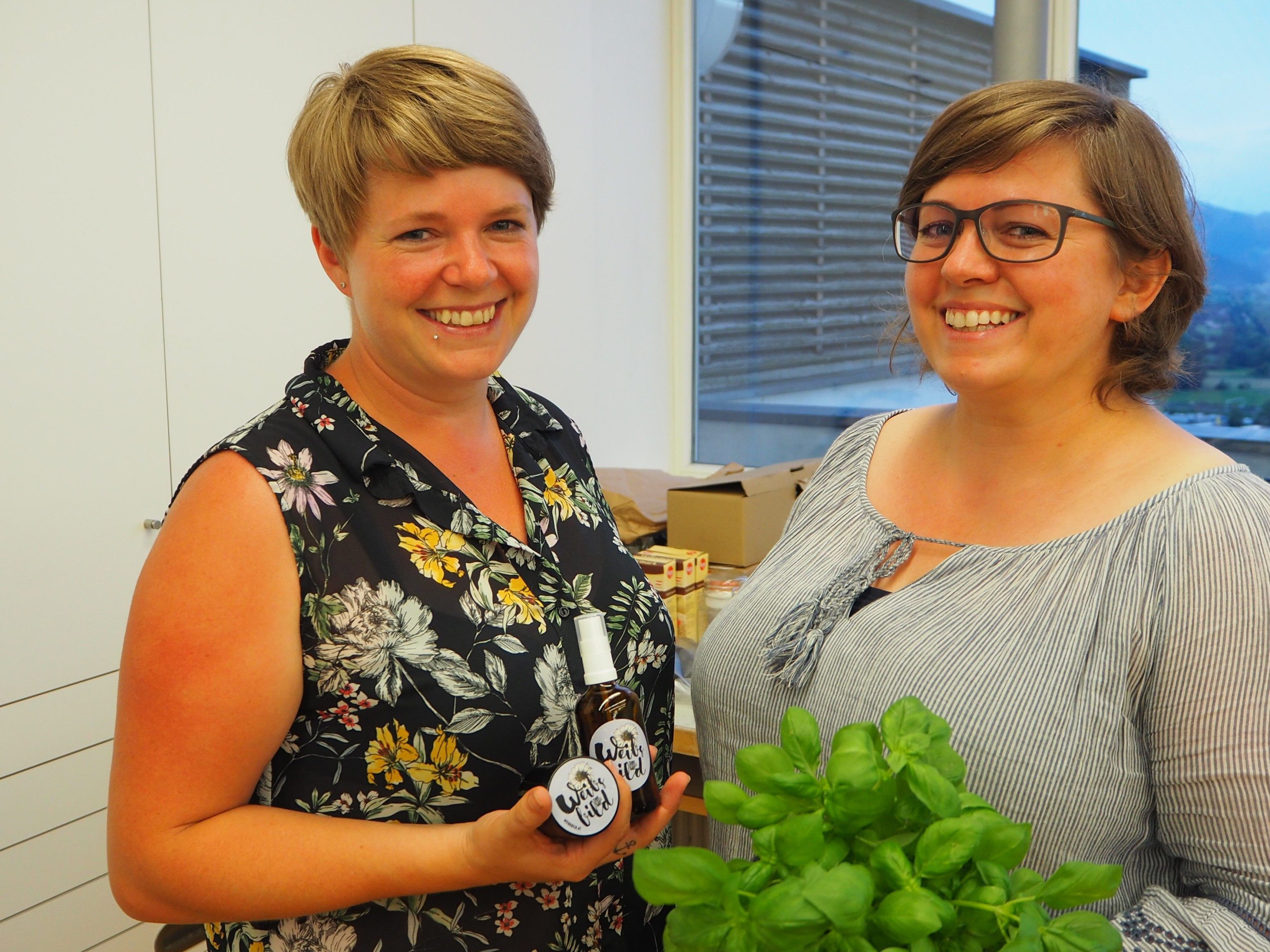 Kräuterexpertin Iris Lins (links) mit Schwester Cornelia Kräuterexpertin Iris Lins (links) mit Schwester Cornelia