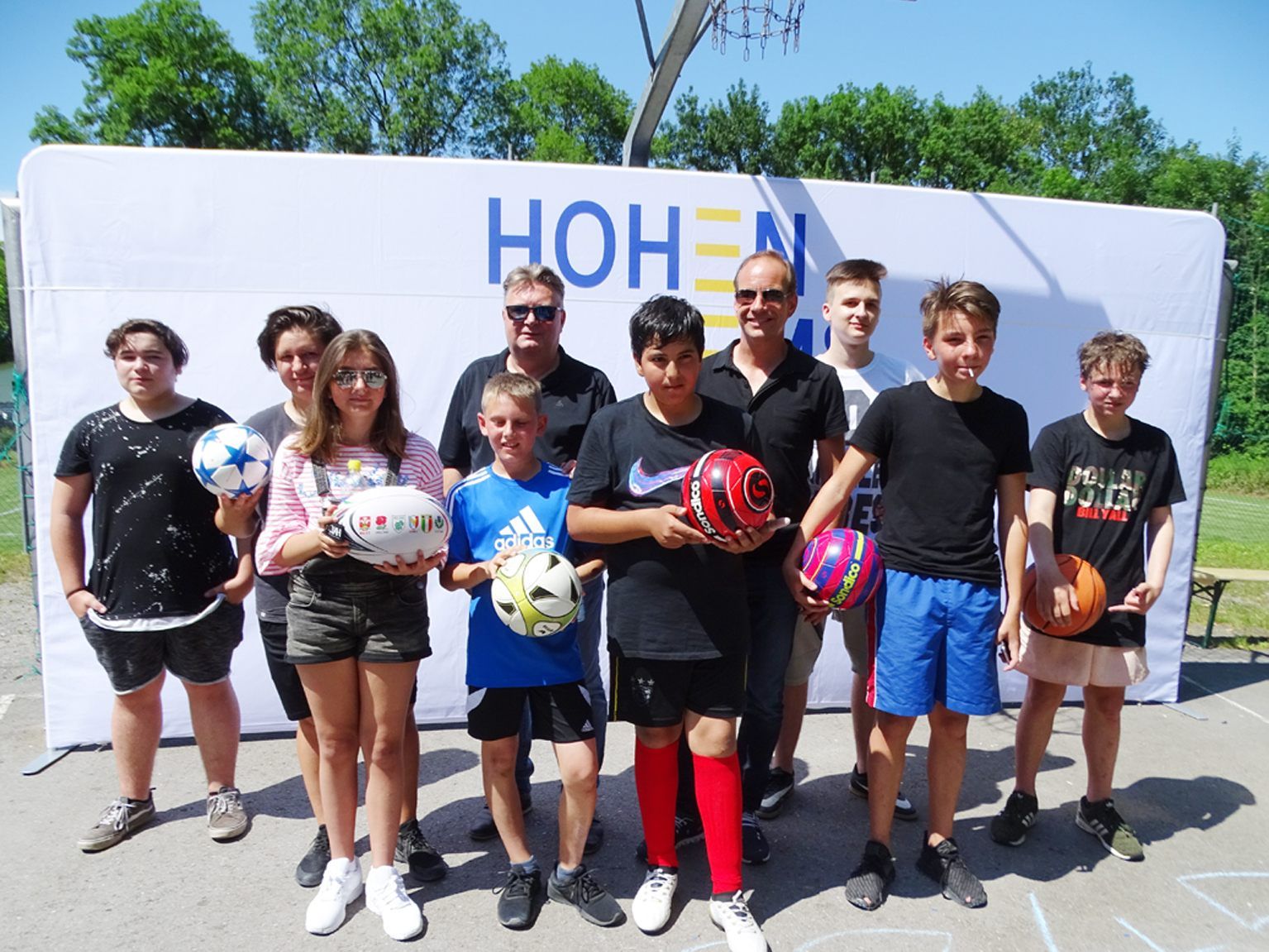 Bgm. Dieter Egger und StR. Friedl Dold (hinten Mitte) eröffneten den Sportplatz. Bgm. Dieter Egger und StR. Friedl Dold (hinten Mitte) eröffneten den Sportplatz.