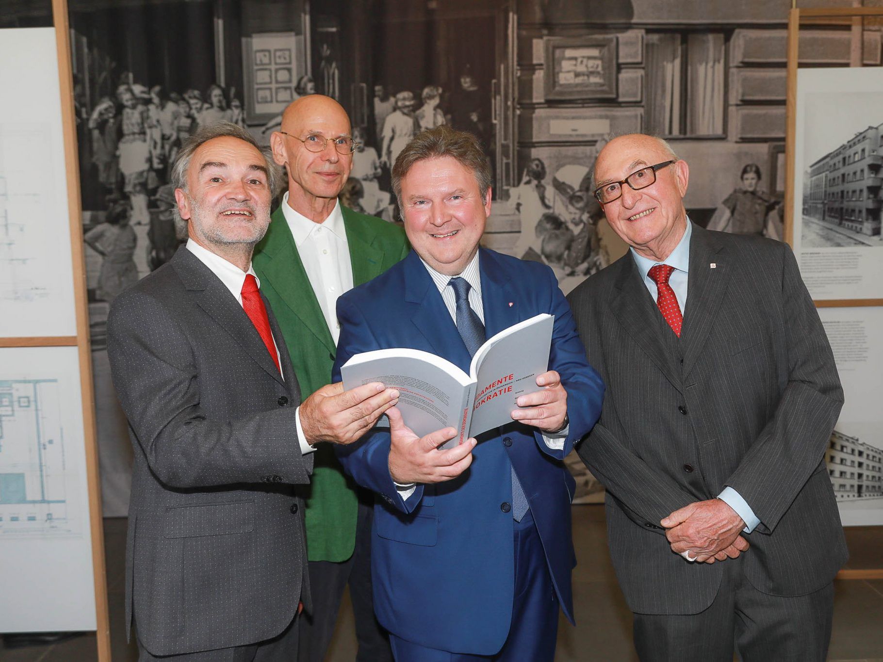 Die Ausstellungseröffnung "Fundamente der Demokratie" fand am Dienstag im Wiener Ringturm statt. Die Ausstellungseröffnung "Fundamente der Demokratie" fand am Dienstag im Wiener Ringturm statt.