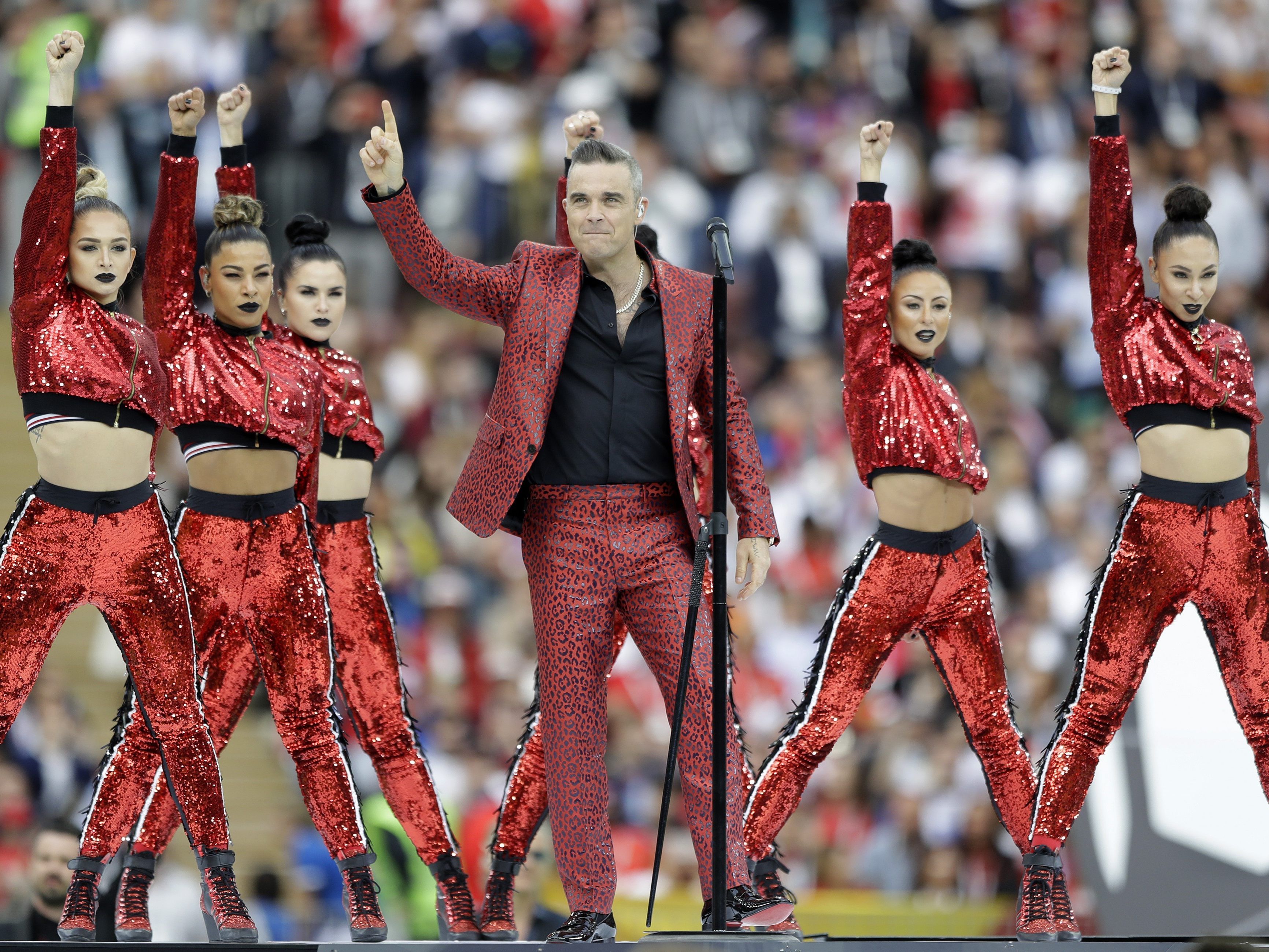 Sänger Robbie Williams heizte den Fans ordentlich ein. Sänger Robbie Williams heizte den Fans ordentlich ein.