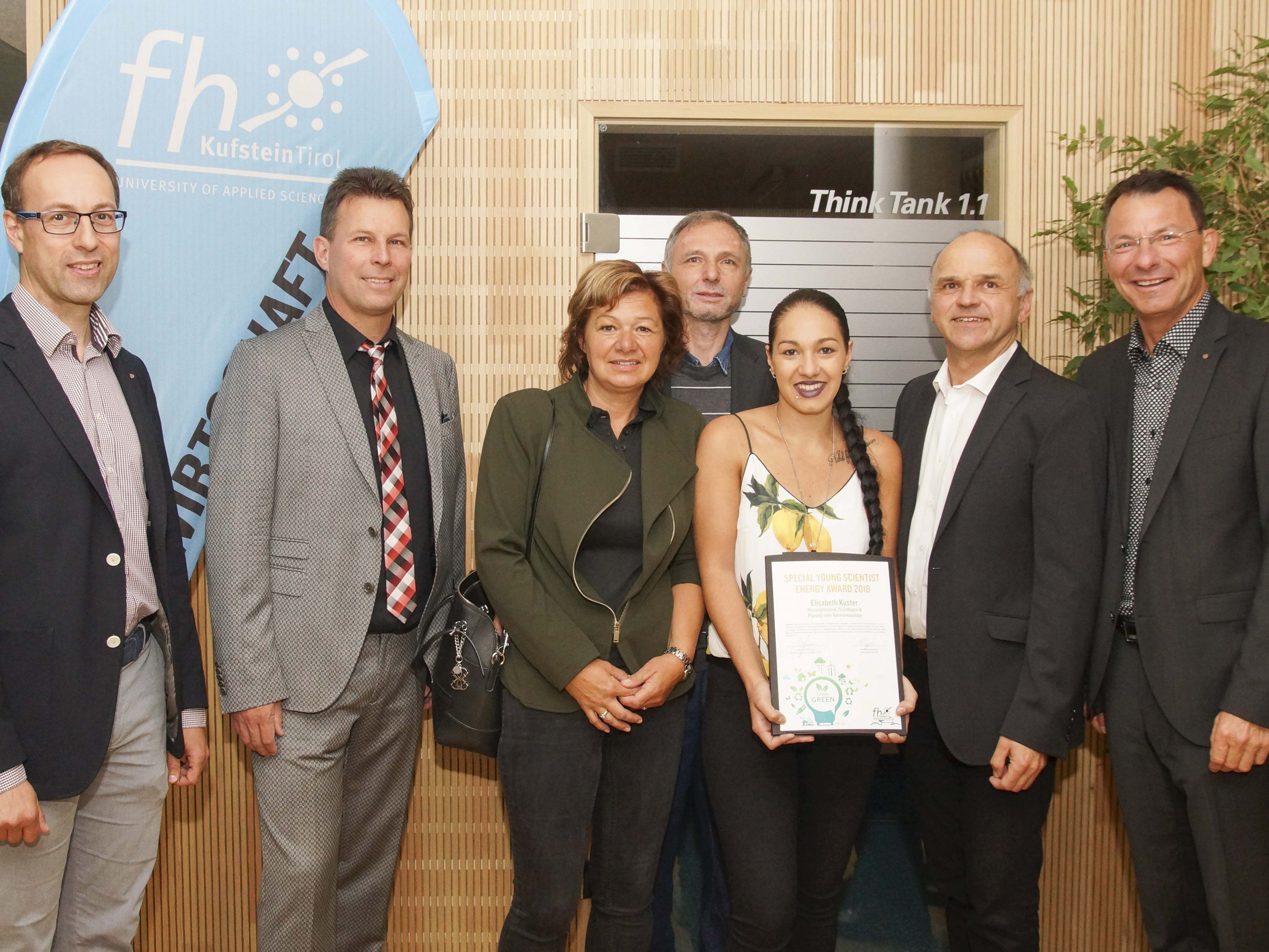 Lehrer und Eltern gratulierten: Elisabeth Kuster bei der Preisverleihung.