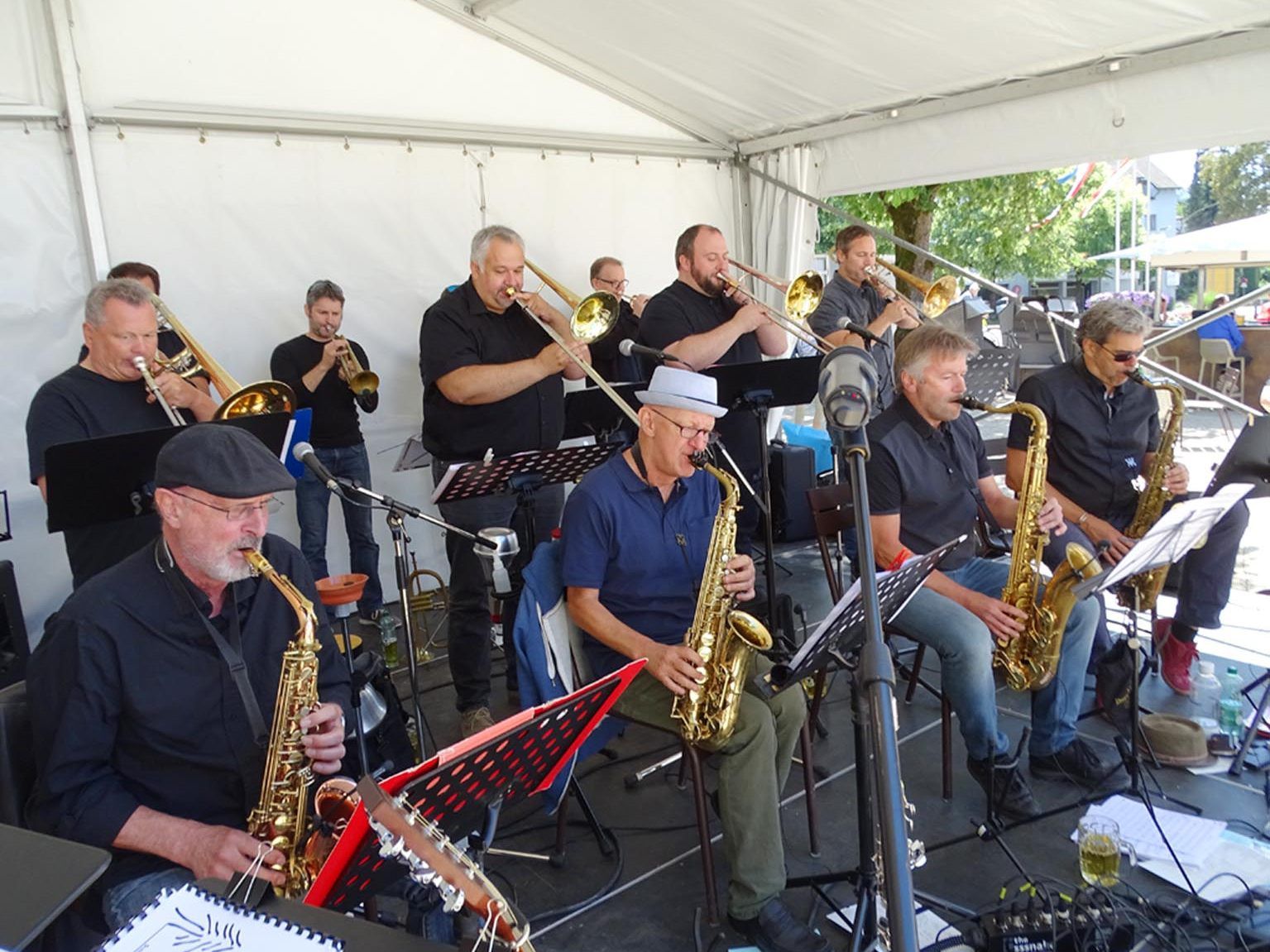 Die Big Band „Swingwerk“ heizte auf dem Schlossplatz tüchtig ein.