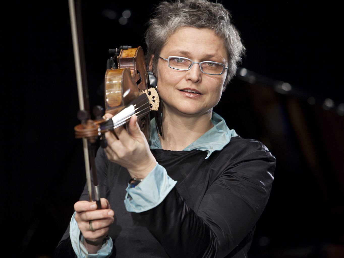 Die Bregenzerwälder Musikerin Evelyn Fink-Mennel lehrt seit 2008 am Vorarlberger Landeskonservatorium und betreut das dortige Zentrum Volksmusikforschung Bodenseeraum. Die Bregenzerwälder Musikerin Evelyn Fink-Mennel lehrt seit 2008 am Vorarlberger Landeskonservatorium und betreut das dortige Zentrum Volksmusikforschung Bodenseeraum.