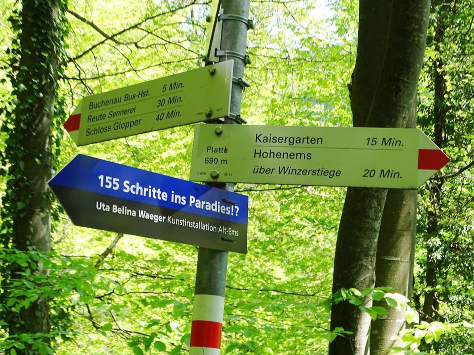 Die Objektkünstlerin Uta Belina Waeger lädt am 23. Juni zur Wanderung auf den Schlossberg ein. Die Objektkünstlerin Uta Belina Waeger lädt am 23. Juni zur Wanderung auf den Schlossberg ein.