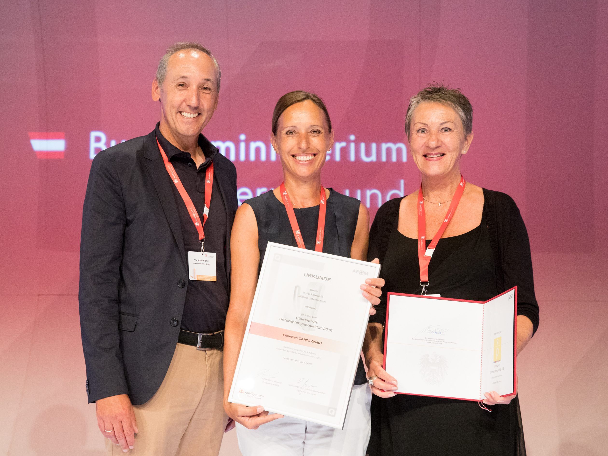 Der geschäftsführende Gesellschafter Thomas Sohm, Geschäftsführerin Andrea Sohm und Petra Thiel, die Leiterin des Qualitätsmanagements, freuen sich über den Staatspreis. Der geschäftsführende Gesellschafter Thomas Sohm, Geschäftsführerin Andrea Sohm und Petra Thiel, die Leiterin des Qualitätsmanagements, freuen sich über den Staatspreis.