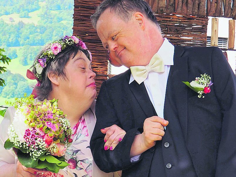Verliebt wie am ersten Tag: Renate und Helmut bei ihrer Segnungsfeier.