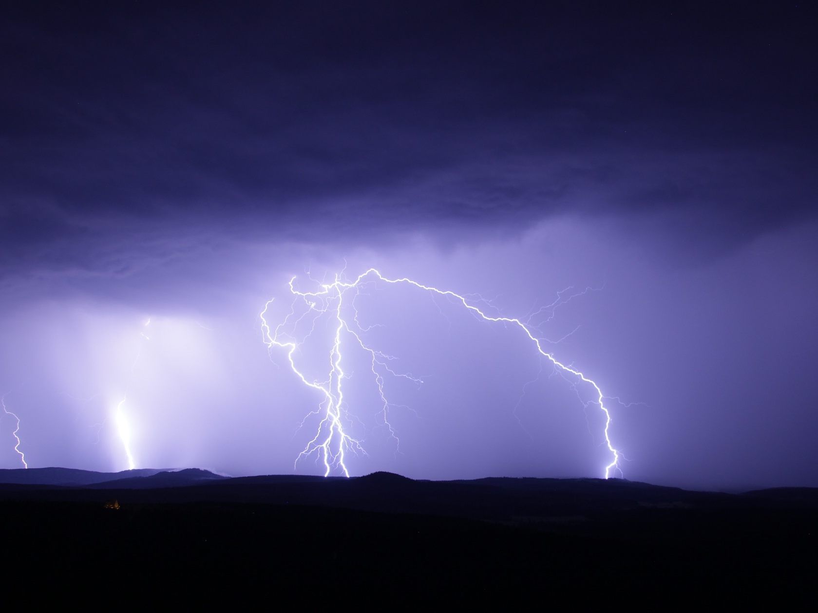 In den nächsten Tagen erwarten und Gewitter, Schauer und zahlreiche Überflutungen.