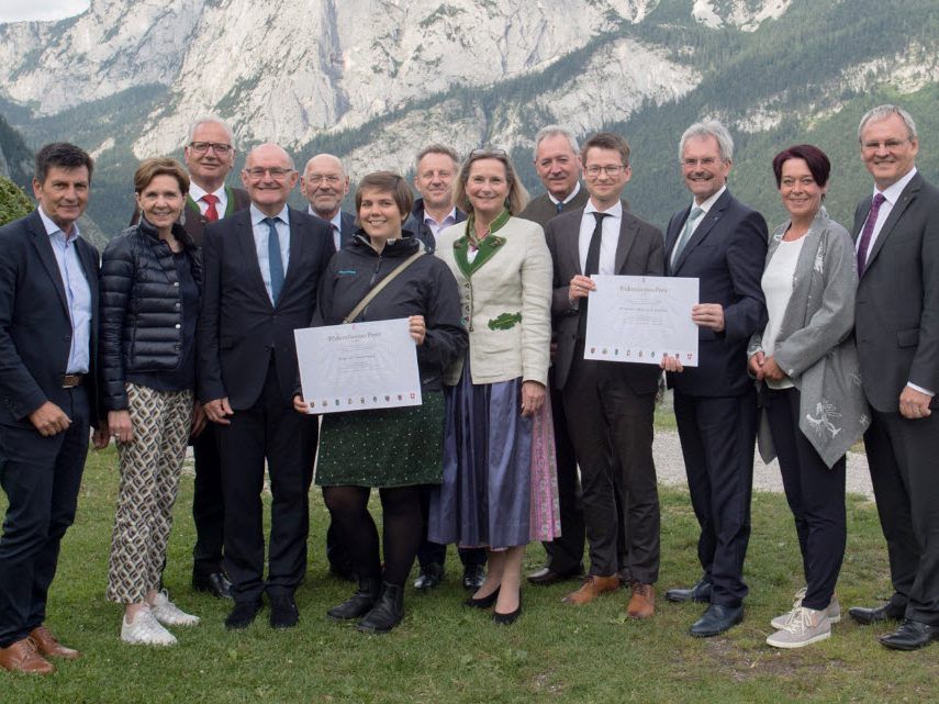 Die Landtagspräsidentinnen und Landtagspräsidenten mit IFÖ-Leiter Peter Bußjäger und den PreisträgerInnen Teresa Weber und Felix Rösel