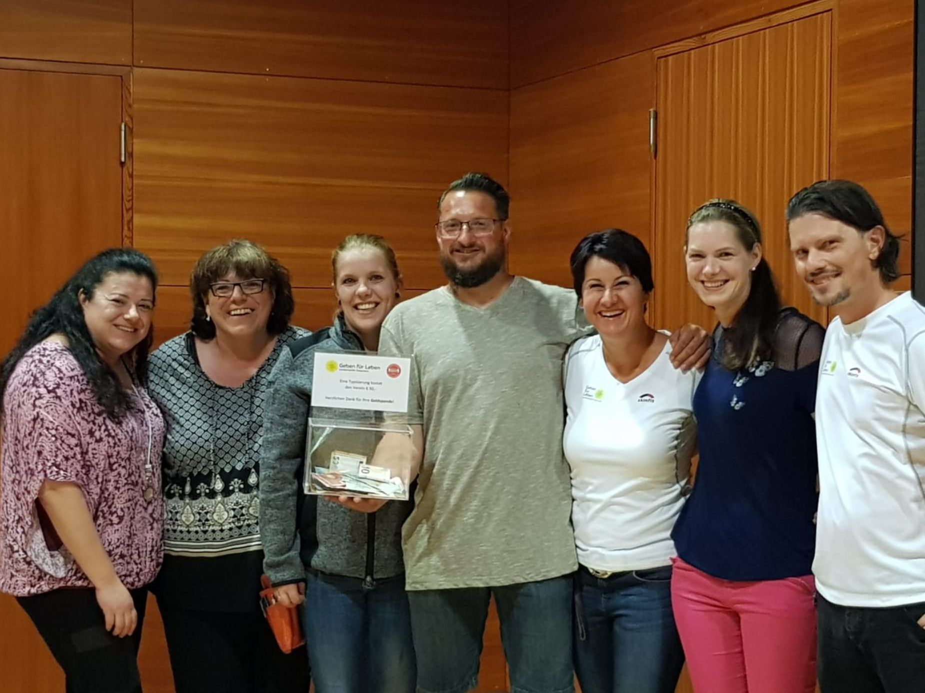 Gerd Schuster mit den Organisatoren des Benefizabends in Rankweil