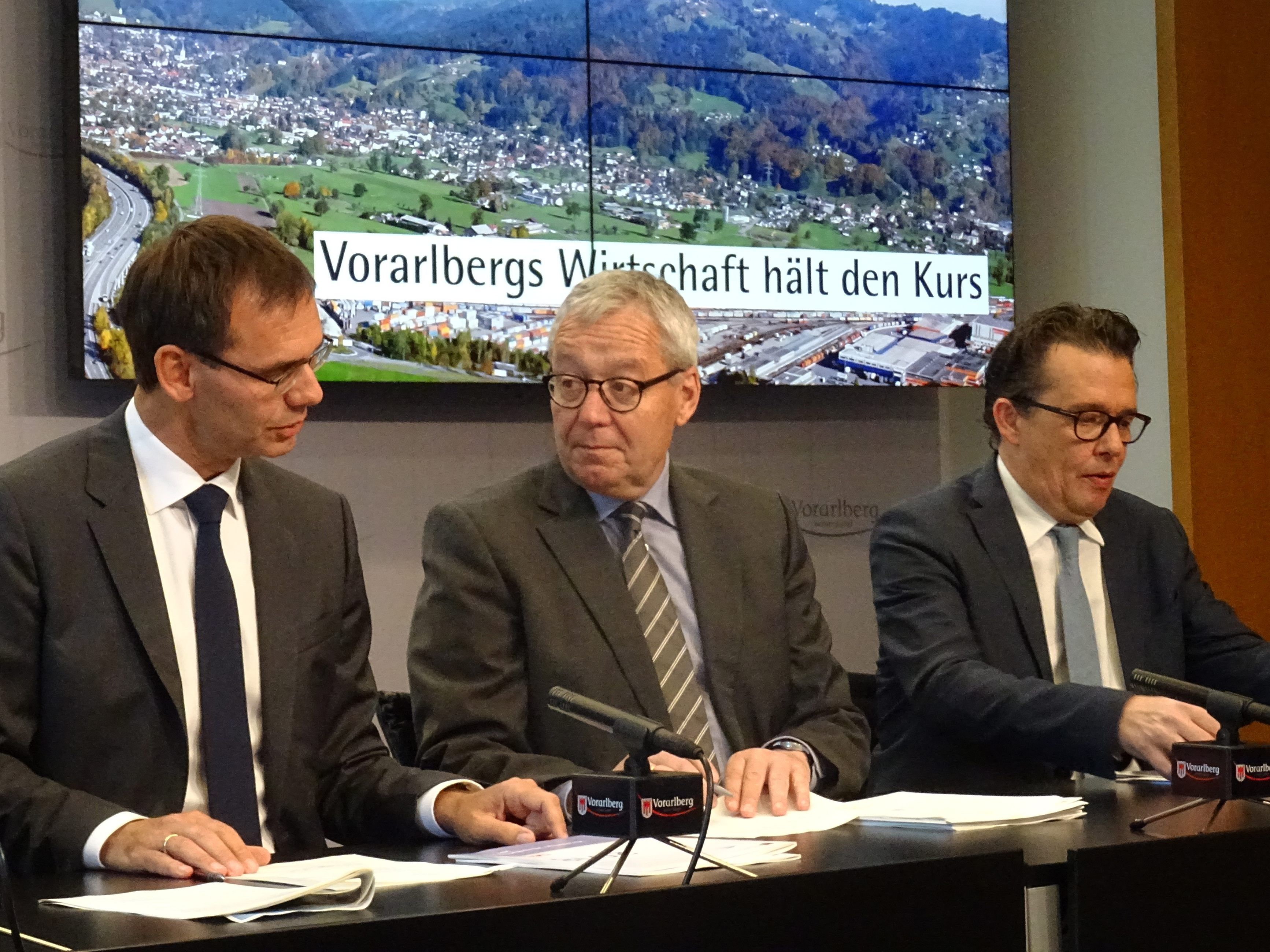Wirtschaftsbericht 2017/18 belegt Stabilität auf hohem Niveau Wirtschaftsbericht 2017/18 belegt Stabilität auf hohem Niveau