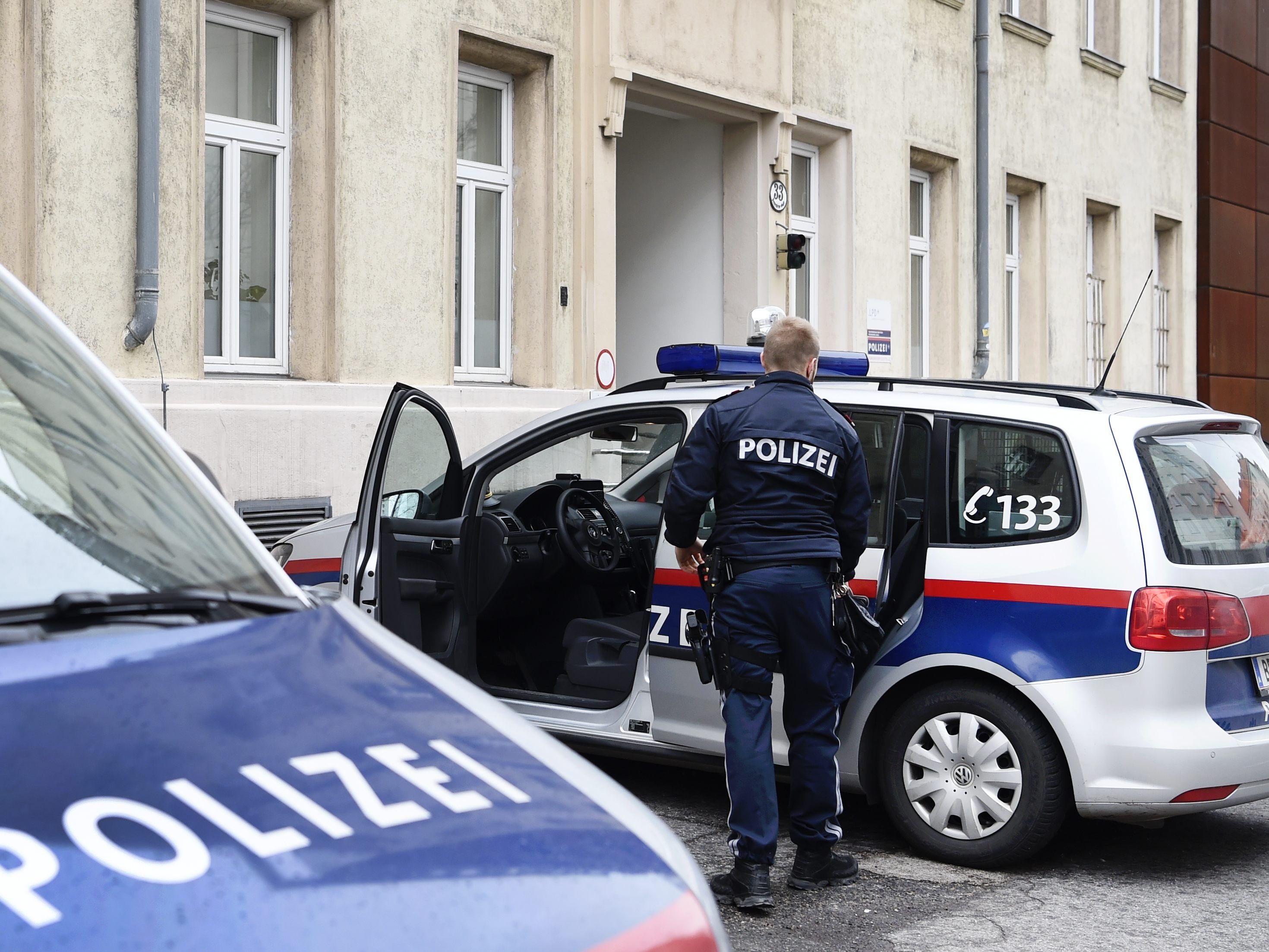 Zwei Personen wurden angezeigt und festgenommen.
